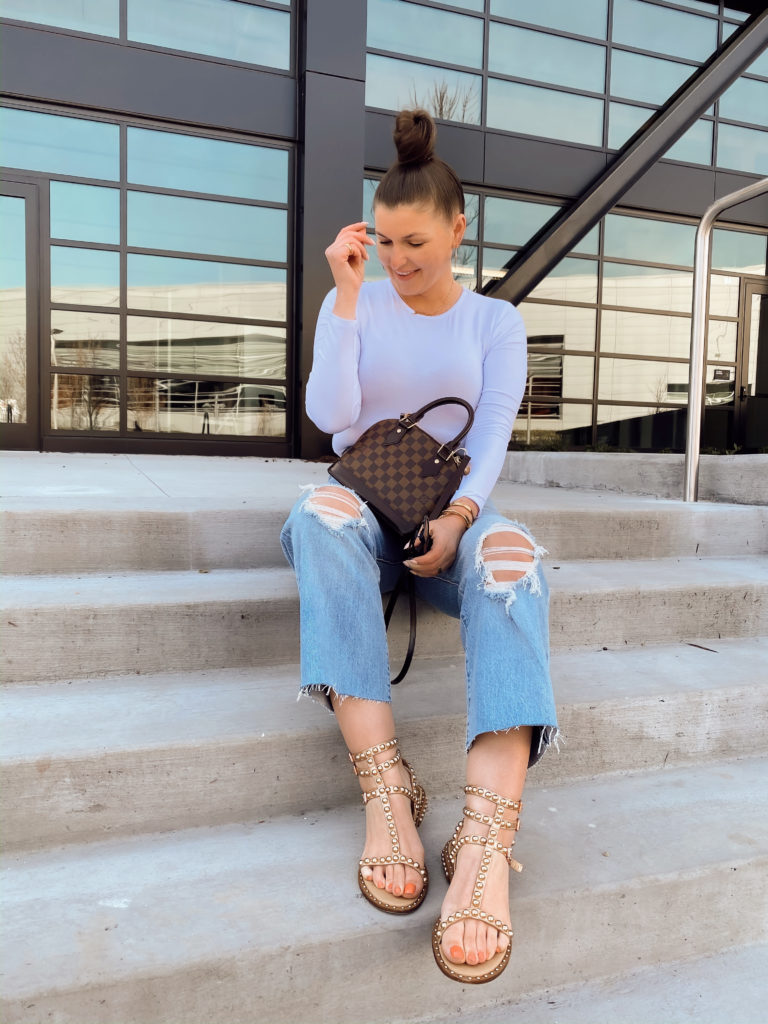 5 WAYS TO WEAR LEVI'S RIBCAGE JEANS FOR SUMMER: http://www.juliamarieb.com/2020/03/11/5-ways-to-wear-levi's-ribcage-jeans-for-spring-|-the-rule-of-5/. |. @julia.marie.b