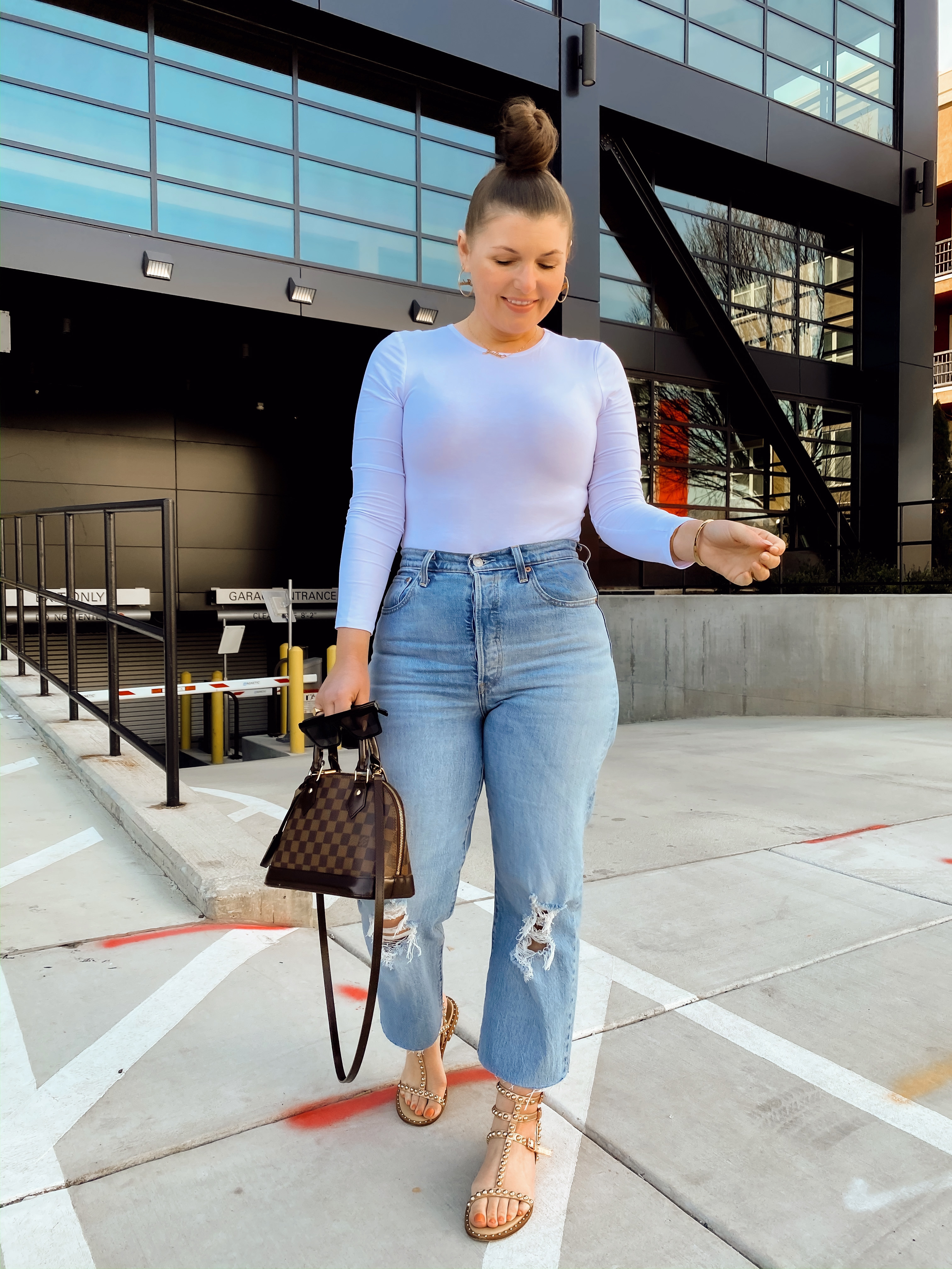 5 WAYS TO WEAR LEVI'S RIBCAGE JEANS FOR SUMMER: http://www.juliamarieb.com/2020/03/11/5-ways-to-wear-levi's-ribcage-jeans-for-spring-|-the-rule-of-5/. |. @julia.marie.b