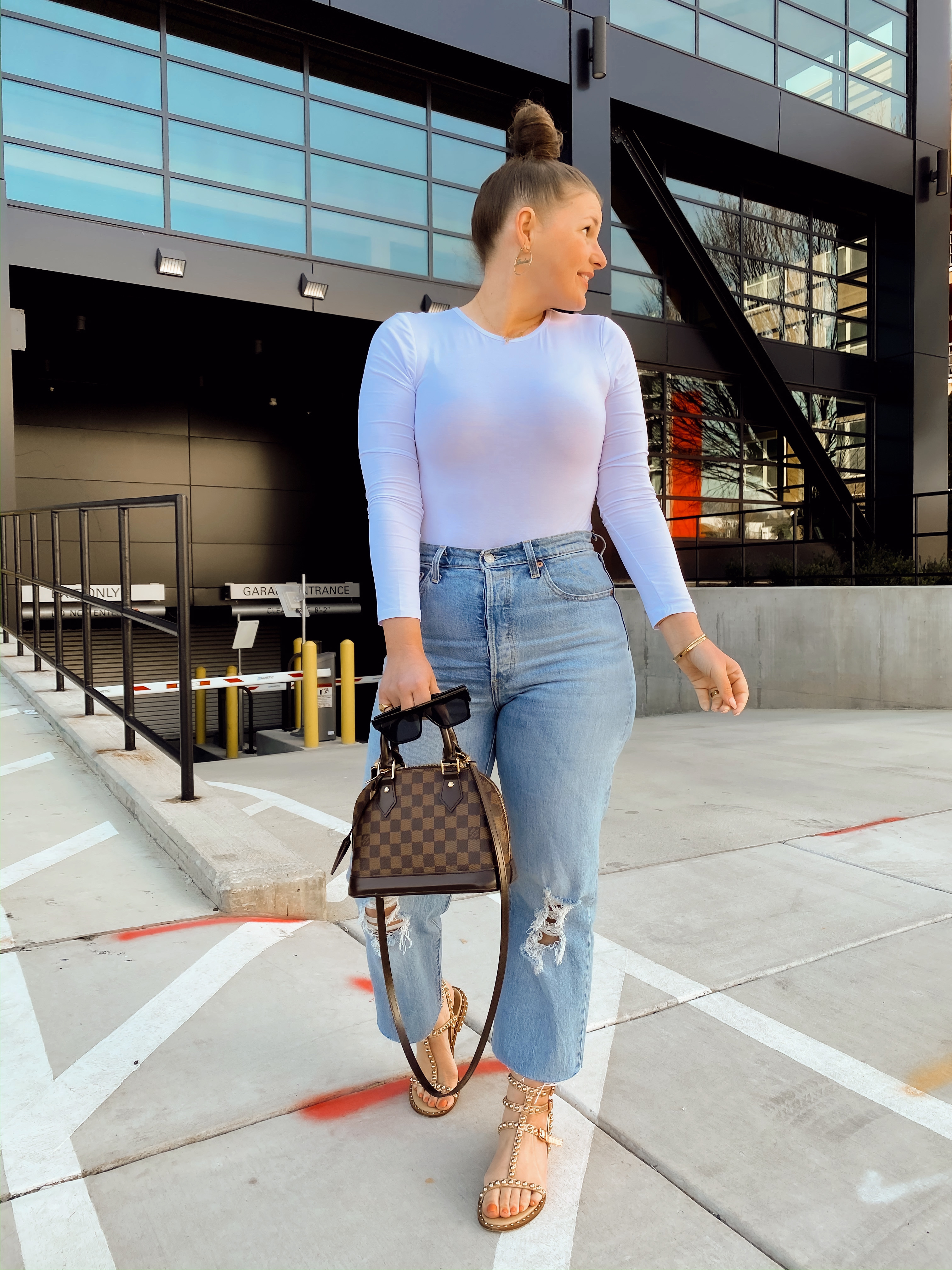 5 WAYS TO WEAR LEVI'S RIBCAGE JEANS FOR SUMMER: http://www.juliamarieb.com/2020/03/11/5-ways-to-wear-levi's-ribcage-jeans-for-spring-|-the-rule-of-5/. |. @julia.marie.b