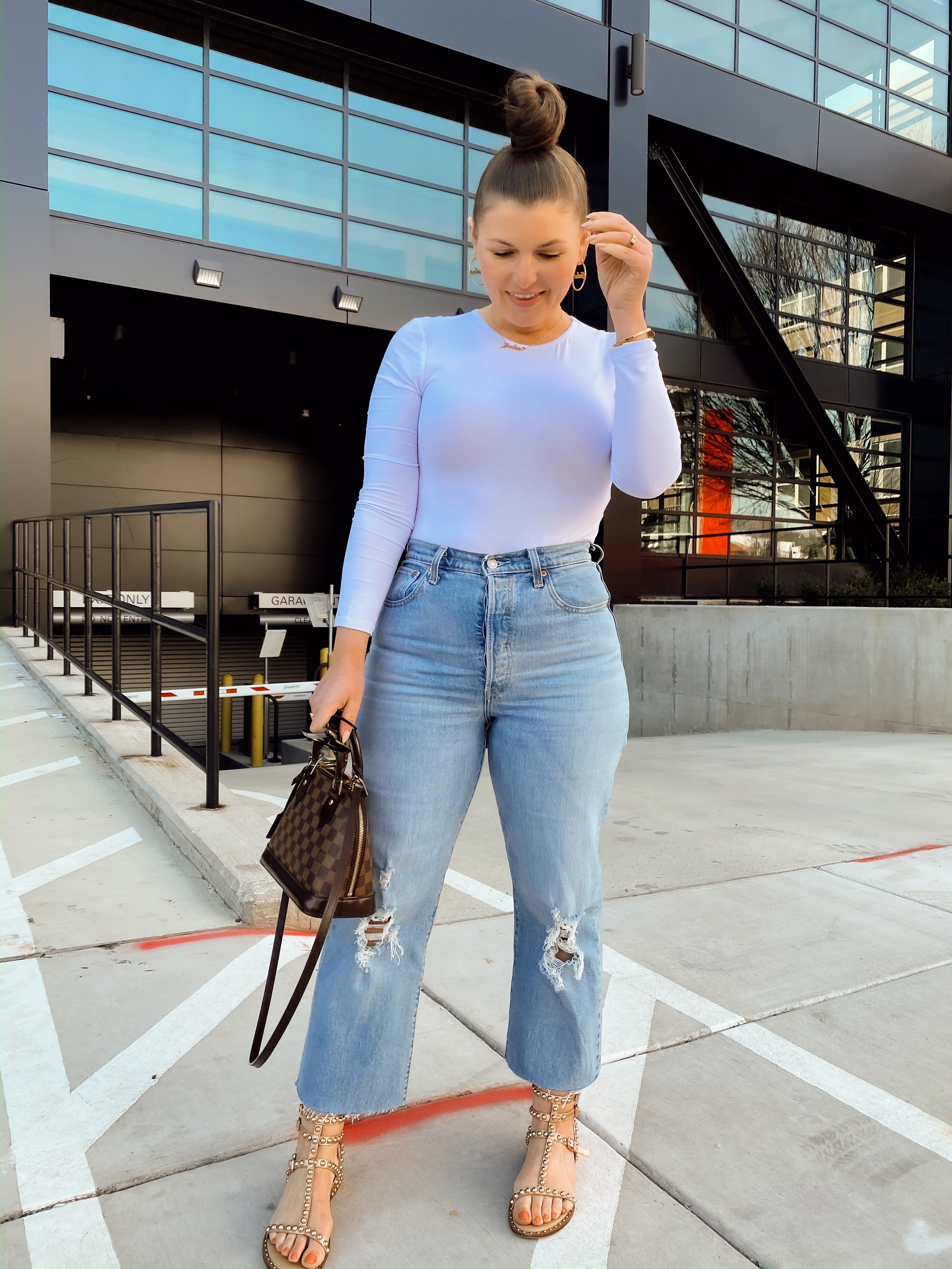 5 WAYS TO WEAR LEVI'S RIBCAGE JEANS FOR SUMMER: http://www.juliamarieb.com/2020/03/11/5-ways-to-wear-levi's-ribcage-jeans-for-spring-|-the-rule-of-5/. |. @julia.marie.b