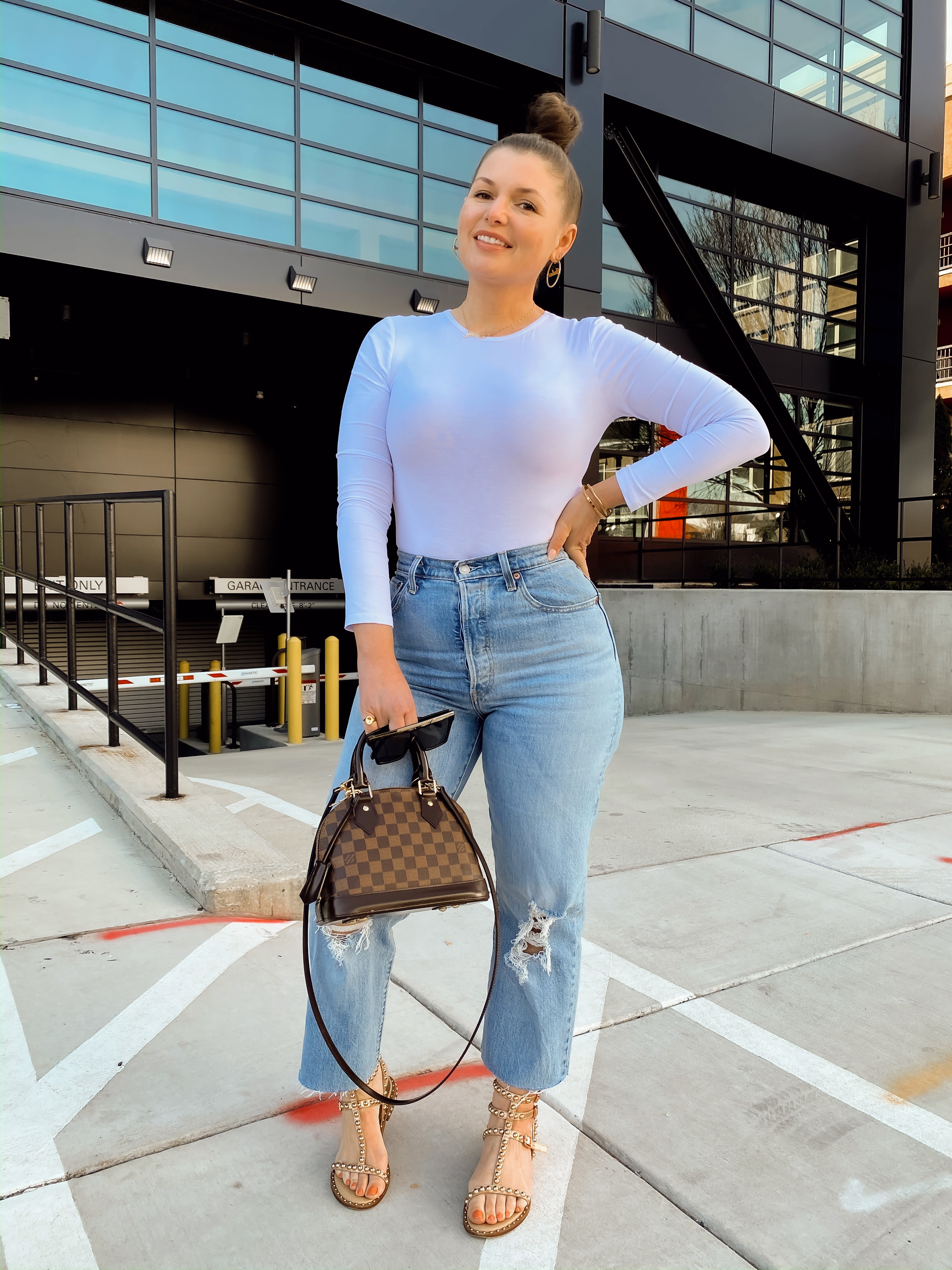 5 WAYS TO WEAR LEVI'S RIBCAGE JEANS FOR SUMMER: http://www.juliamarieb.com/2020/03/11/5-ways-to-wear-levi's-ribcage-jeans-for-spring-|-the-rule-of-5/. |. @julia.marie.b