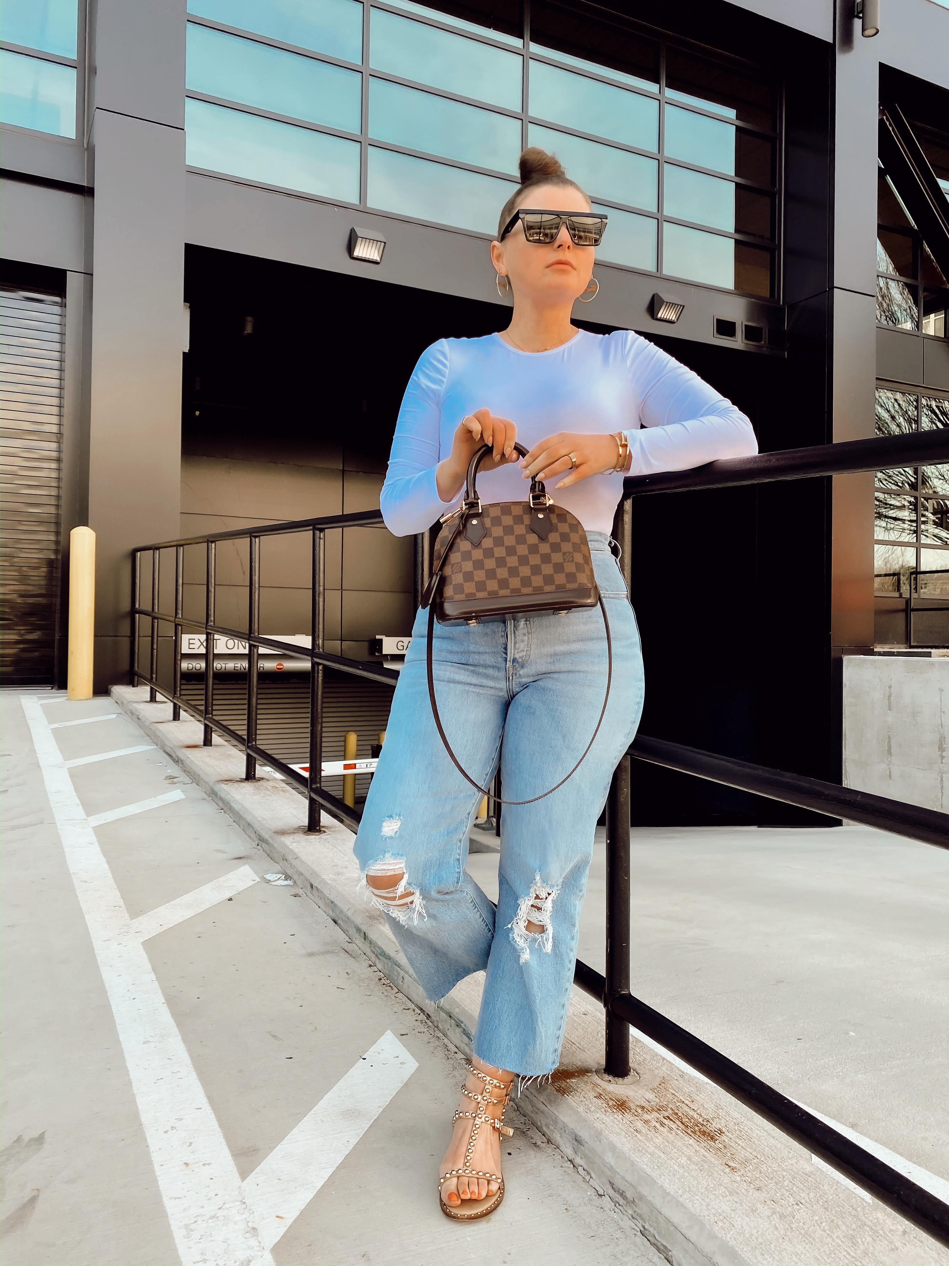 5 WAYS TO WEAR LEVI'S RIBCAGE JEANS FOR SUMMER: http://www.juliamarieb.com/2020/03/11/5-ways-to-wear-levi's-ribcage-jeans-for-spring-|-the-rule-of-5/. |. @julia.marie.b