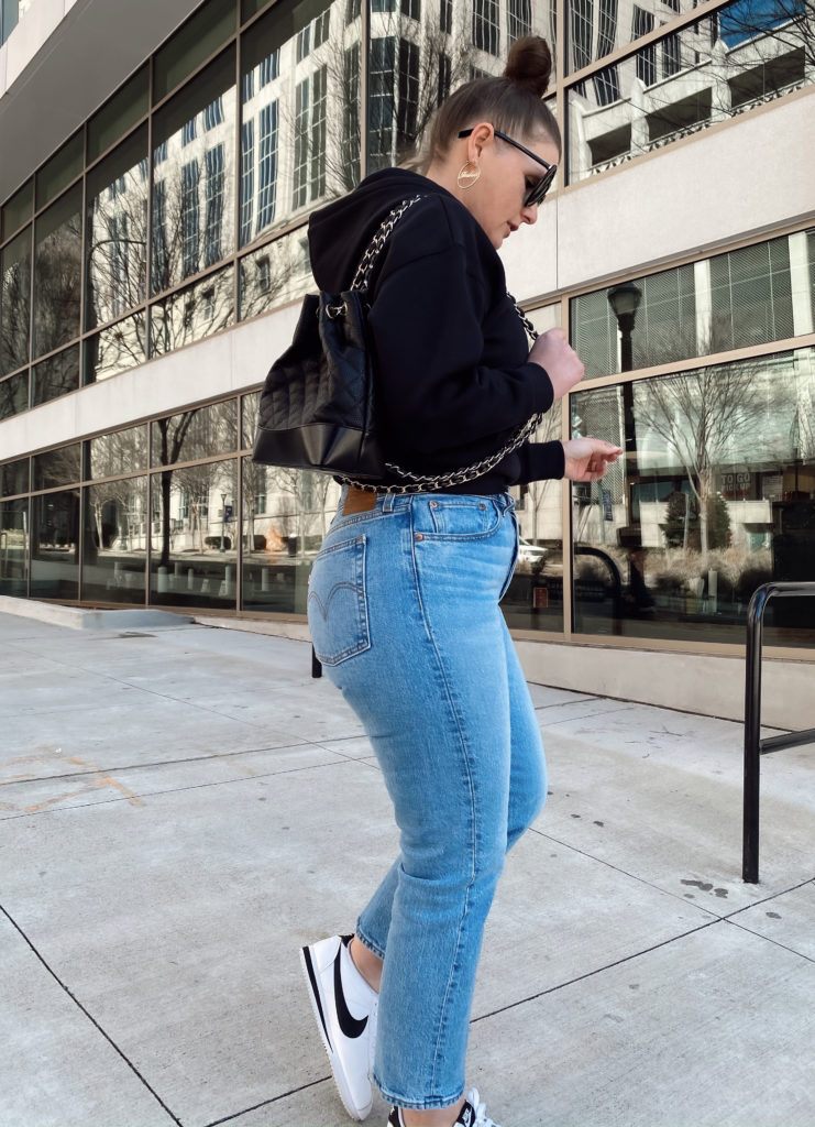 EVERLANE REVIEW: http://www.juliamarieb.com/2020/03/02/everlane-review:-renew-hoodie-+-levi's-wedgie-jeans/ | @julia.marie.b