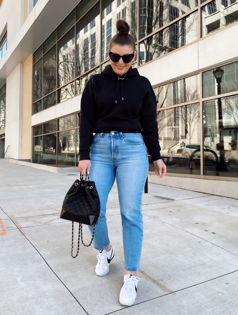 EVERLANE REVIEW: http://www.juliamarieb.com/2020/03/02/everlane-review:-renew-hoodie-+-levi's-wedgie-jeans/ | @julia.marie.b