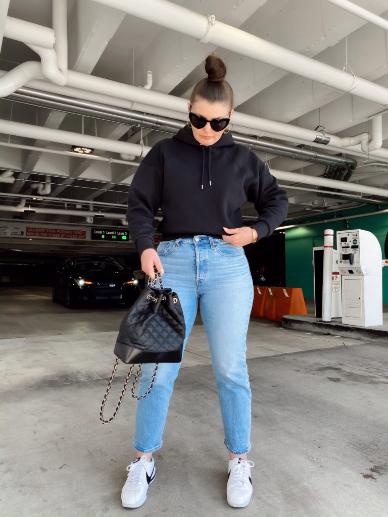 EVERLANE REVIEW: http://www.juliamarieb.com/2020/03/02/everlane-review:-renew-hoodie-+-levi's-wedgie-jeans/ | @julia.marie.b