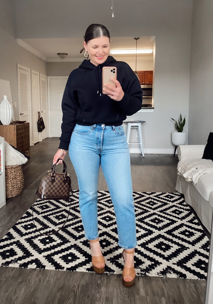 5 WAYS TO WEAR LEVI'S WEDGIE JEANS FOR SPRING: http://www.juliamarieb.com/2020/03/01/5-ways-to-wear-levi's-wedgie-jeans-|-the-rule-of-5/ | @julia.marie.b