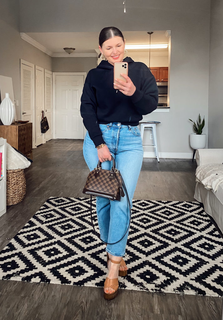 5 WAYS TO WEAR LEVI'S WEDGIE JEANS FOR SPRING: http://www.juliamarieb.com/2020/03/01/5-ways-to-wear-levi's-wedgie-jeans-|-the-rule-of-5/ | @julia.marie.b