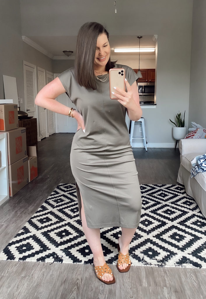 5 WFH LOOKS TO LOOK AND FEEL PUT TOGETHER WHILE STILL BEING COMFORTABLE: http://www.juliamarieb.com/2020/03/29/5-wfh-looks-to-look-chic-+-keep-you-comfortable/. |. @julia.marie.b