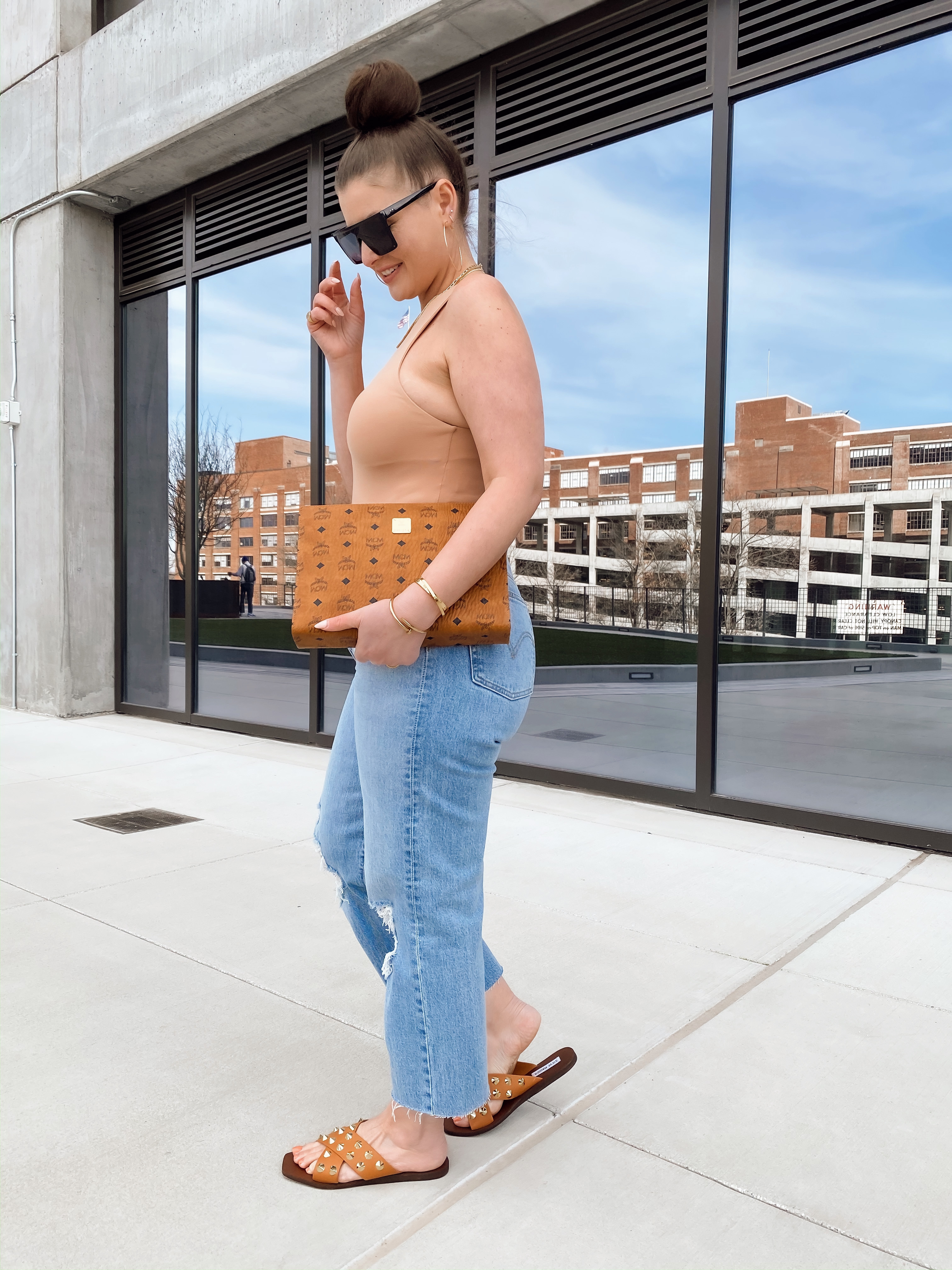 5 WAYS TO WEAR LEVI'S RIBCAGE JEANS FOR SUMMER: http://www.juliamarieb.com/2020/03/11/5-ways-to-wear-levi's-ribcage-jeans-for-spring-|-the-rule-of-5/. |. @julia.marie.b