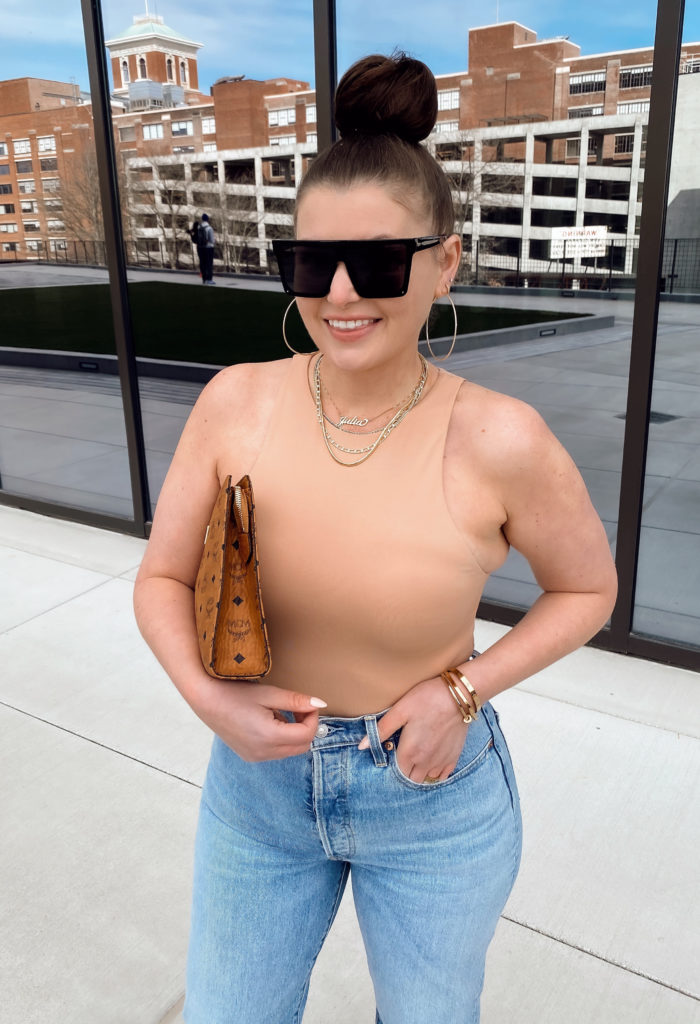 5 WAYS TO WEAR LEVI'S RIBCAGE JEANS FOR SUMMER: http://www.juliamarieb.com/2020/03/11/5-ways-to-wear-levi's-ribcage-jeans-for-spring-|-the-rule-of-5/. |. @julia.marie.b