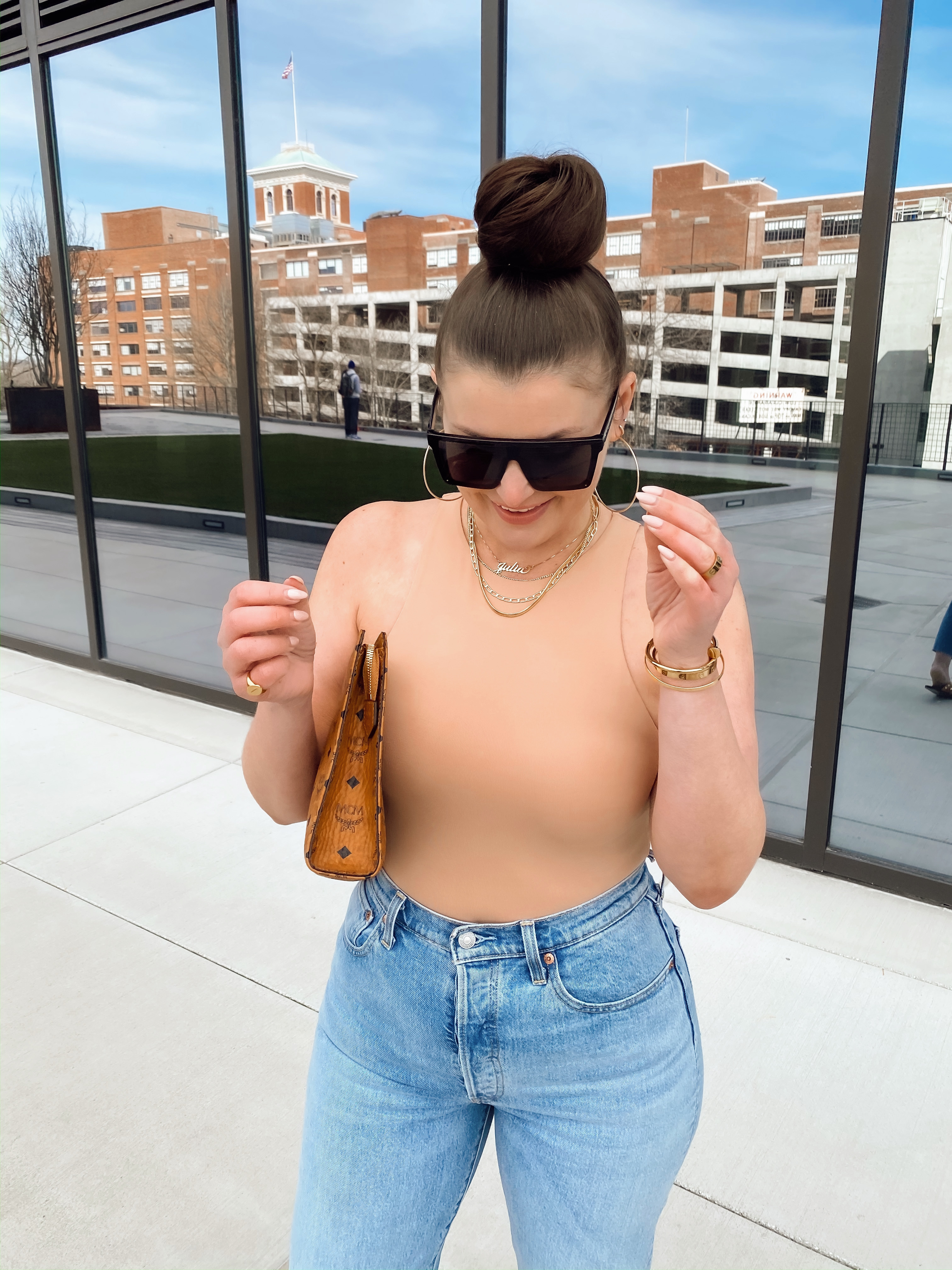 5 WAYS TO WEAR LEVI'S RIBCAGE JEANS FOR SUMMER: http://www.juliamarieb.com/2020/03/11/5-ways-to-wear-levi's-ribcage-jeans-for-spring-|-the-rule-of-5/. |. @julia.marie.b