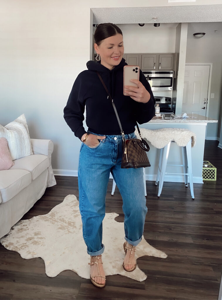 5 WAYS TO WEAR HIGH WAIST SLOUCHY JEANS FOR SUMMER: http://www.juliamarieb.com/2020/05/20/5-ways-to-wear-slouchy-jeans-|-the-rule-of-5/ | @julia.marie.b