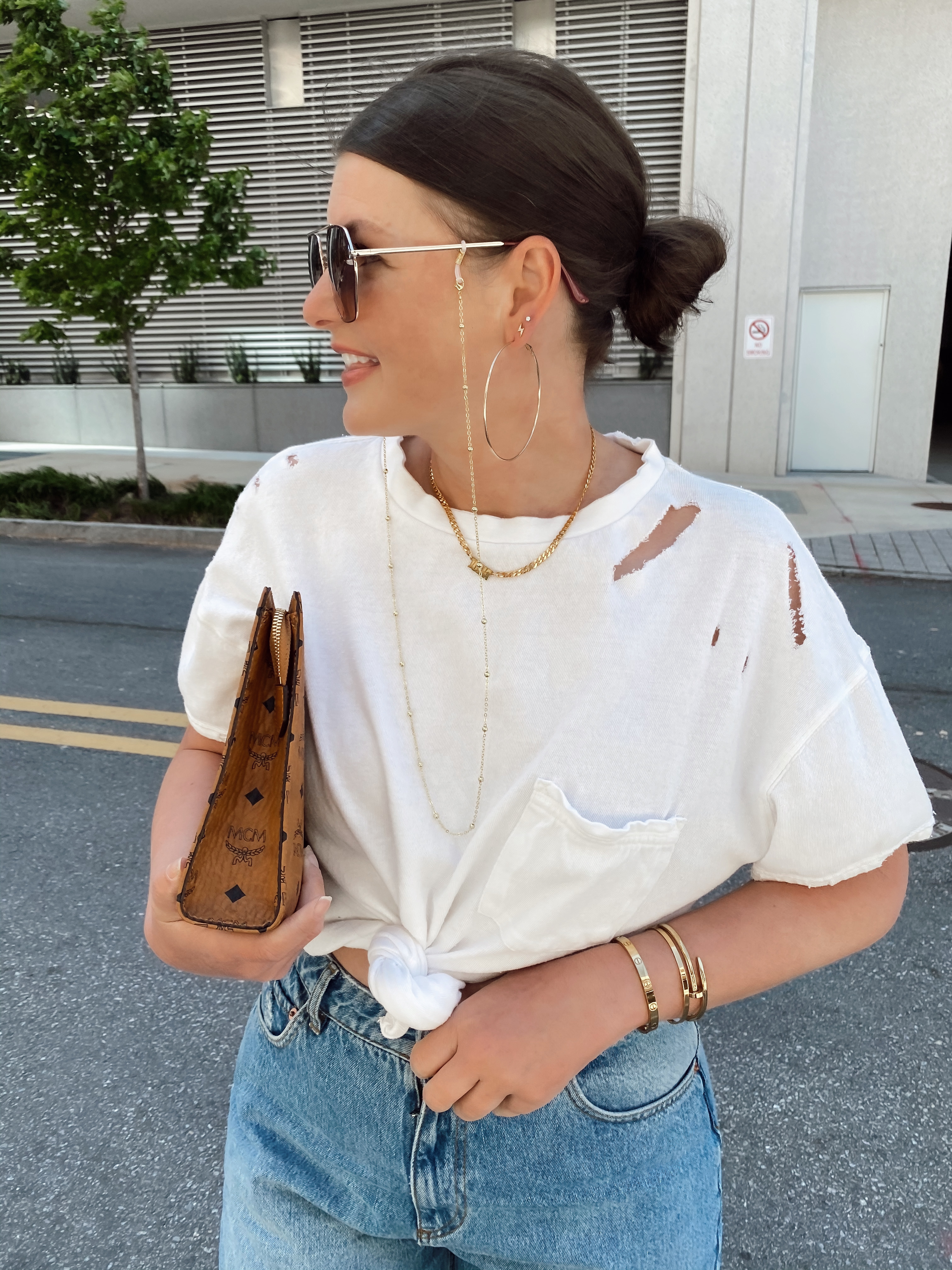 5 WAYS TO WEAR HIGH WAIST SLOUCHY JEANS FOR SUMMER: http://www.juliamarieb.com/2020/05/20/5-ways-to-wear-slouchy-jeans-|-the-rule-of-5/   |   @julia.marie.b