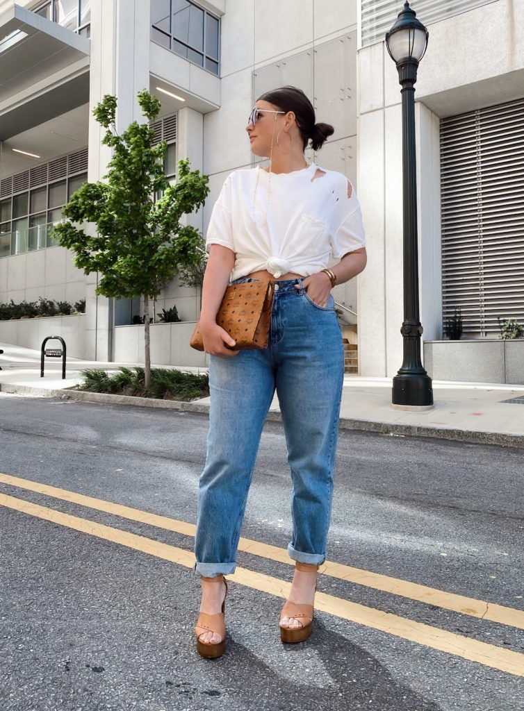 5 WAYS TO WEAR HIGH WAIST SLOUCHY JEANS FOR SUMMER: http://www.juliamarieb.com/2020/05/20/5-ways-to-wear-slouchy-jeans-|-the-rule-of-5/ | @julia.marie.b