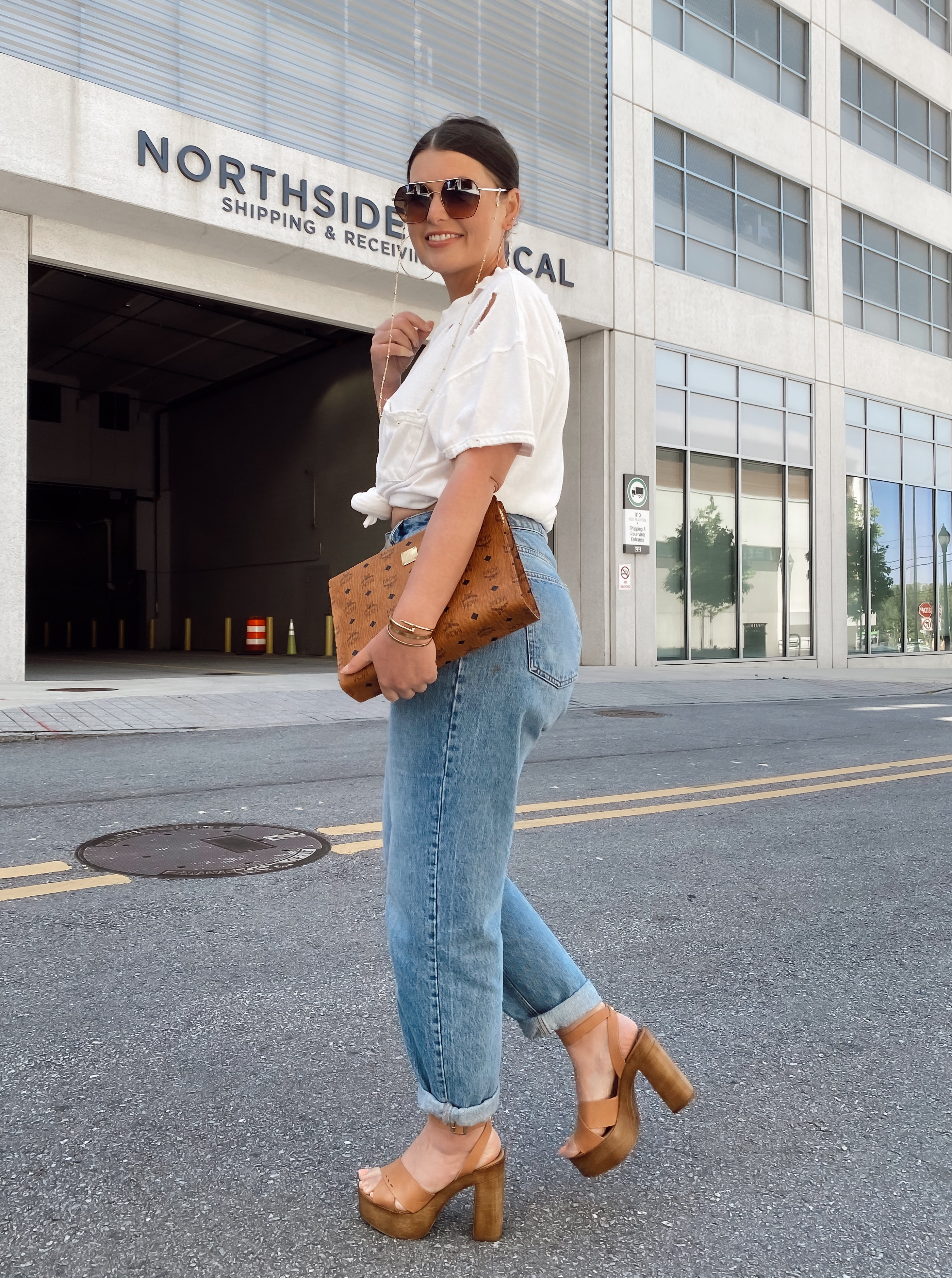 5 WAYS TO WEAR HIGH WAIST SLOUCHY JEANS FOR SUMMER: http://www.juliamarieb.com/2020/05/20/5-ways-to-wear-slouchy-jeans-|-the-rule-of-5/ | @julia.marie.b