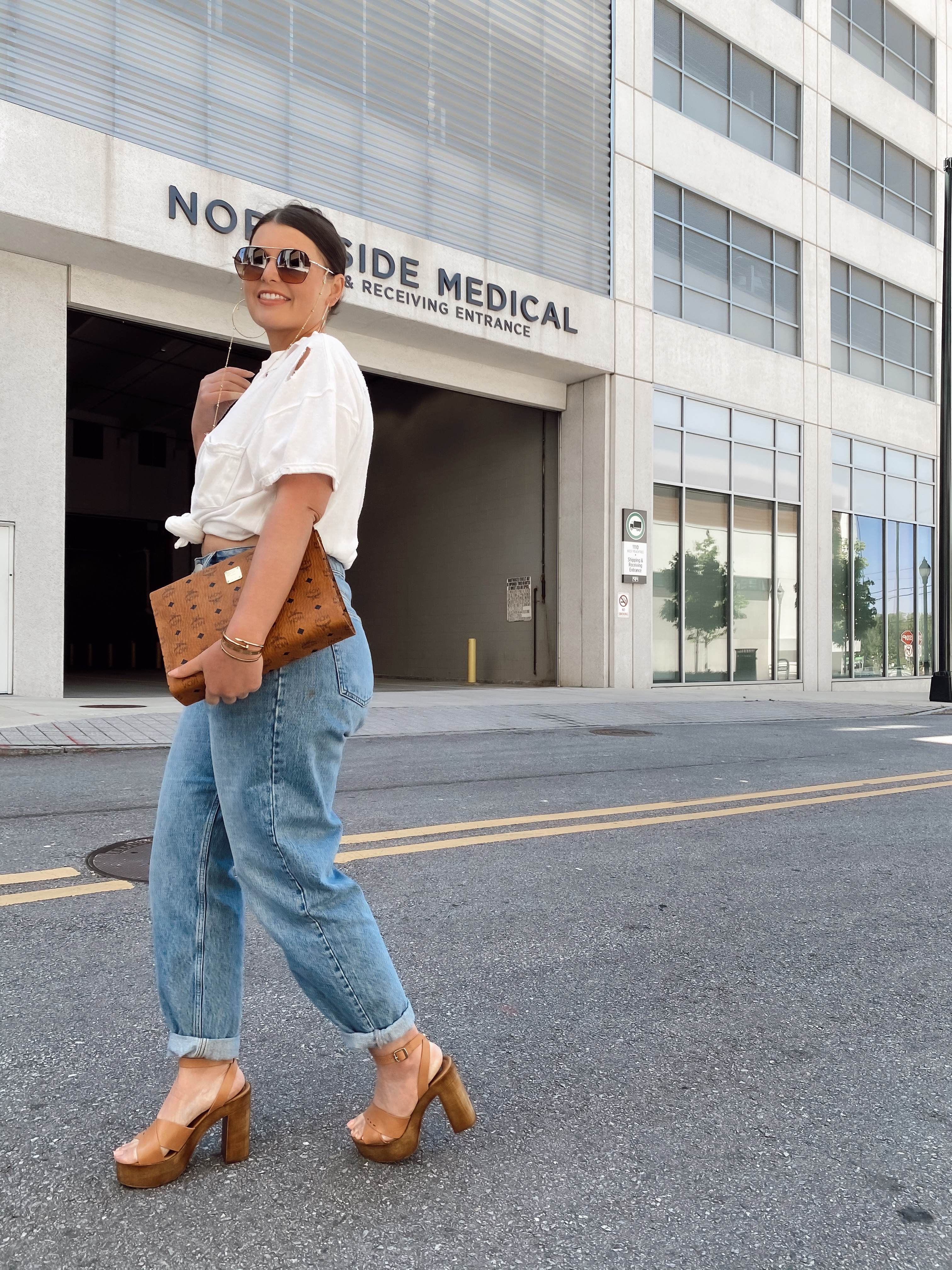 10 DENIM (& white) SUMMER OUTFIT IDEAS: http://www.juliamarieb.com/2020/06/03/10-denim-(&-white)-summer-outfit-ideas/   @julia.marie.b