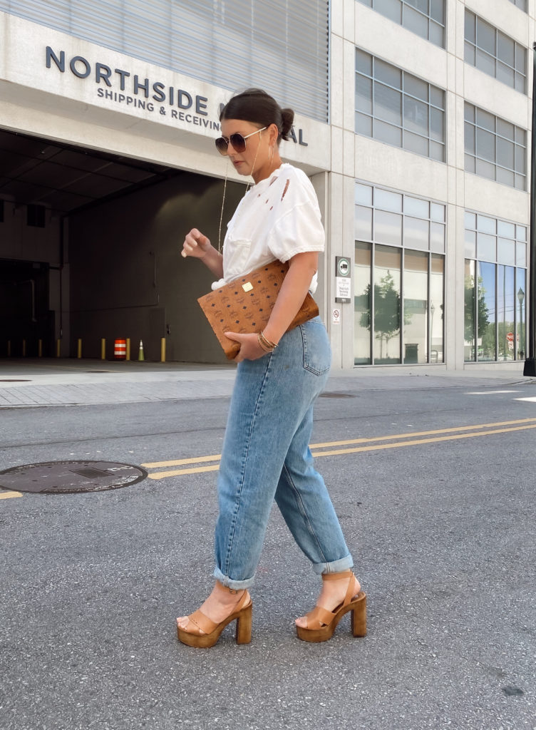 5 WAYS TO WEAR HIGH WAIST SLOUCHY JEANS FOR SUMMER: http://www.juliamarieb.com/2020/05/20/5-ways-to-wear-slouchy-jeans-|-the-rule-of-5/   |   @julia.marie.b