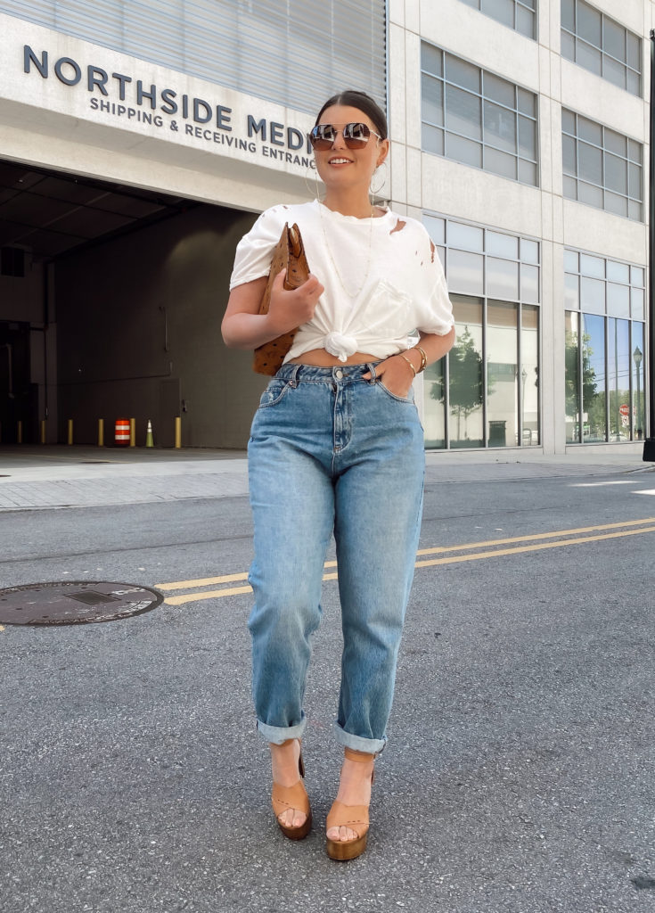 5 WAYS TO WEAR HIGH WAIST SLOUCHY JEANS FOR SUMMER: http://www.juliamarieb.com/2020/05/20/5-ways-to-wear-slouchy-jeans-|-the-rule-of-5/ | @julia.marie.b