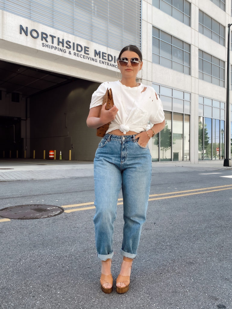 5 WAYS TO WEAR HIGH WAIST SLOUCHY JEANS FOR SUMMER: http://www.juliamarieb.com/2020/05/20/5-ways-to-wear-slouchy-jeans-|-the-rule-of-5/ | @julia.marie.b