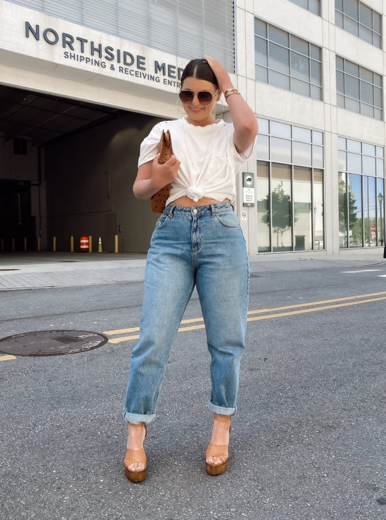 5 WAYS TO WEAR HIGH WAIST SLOUCHY JEANS FOR SUMMER: http://www.juliamarieb.com/2020/05/20/5-ways-to-wear-slouchy-jeans-|-the-rule-of-5/ | @julia.marie.b