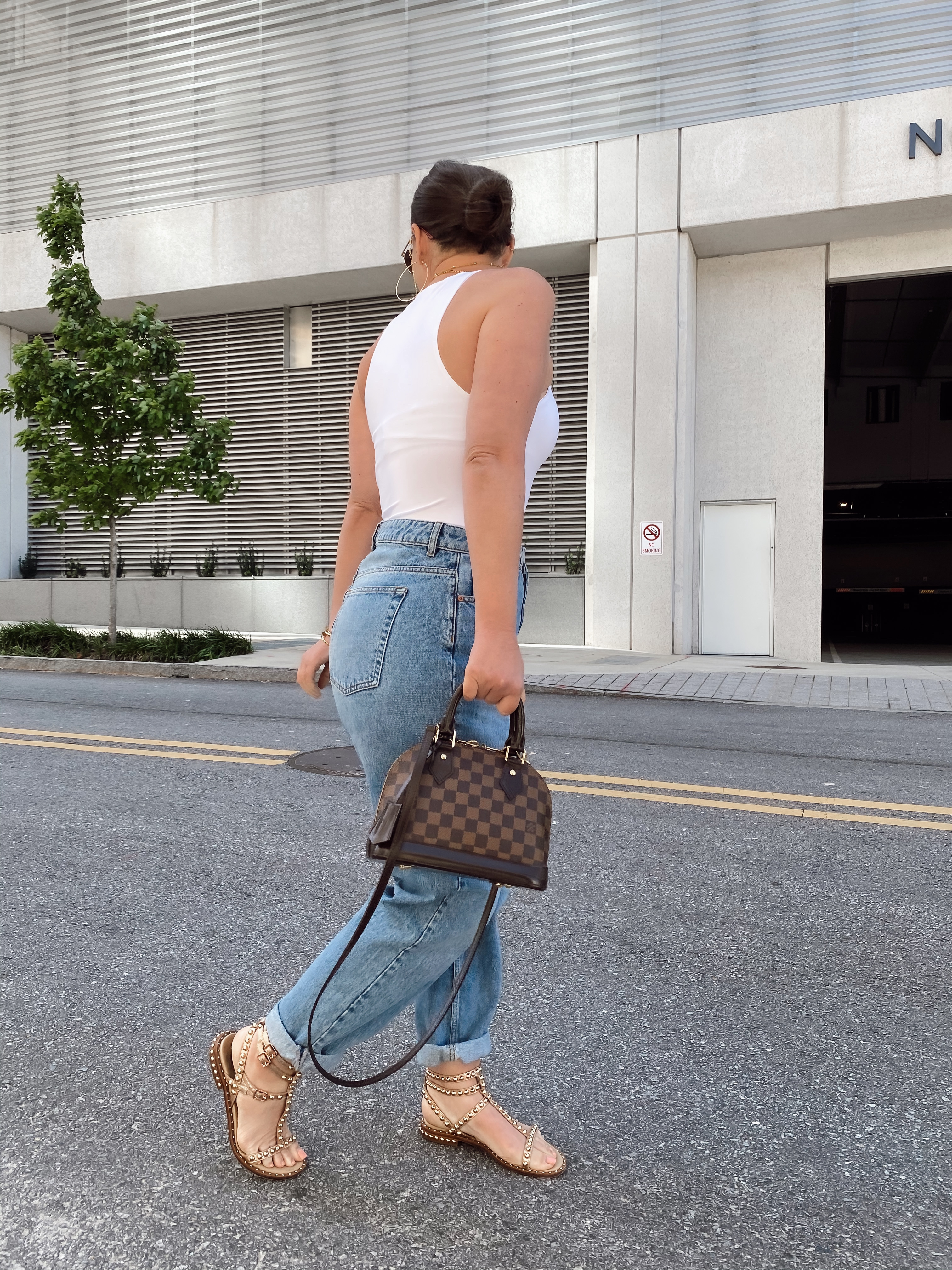 5 WAYS TO WEAR HIGH WAIST SLOUCHY JEANS FOR SUMMER: http://www.juliamarieb.com/2020/05/20/5-ways-to-wear-slouchy-jeans-|-the-rule-of-5/ | @julia.marie.b