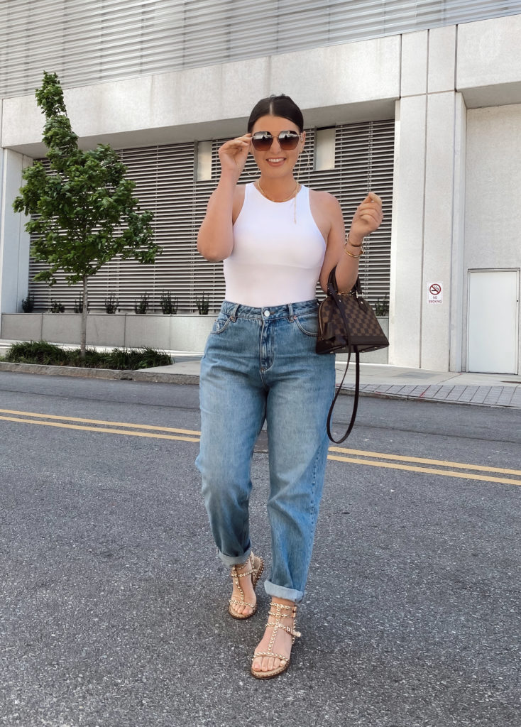 5 WAYS TO WEAR HIGH WAIST SLOUCHY JEANS FOR SUMMER: http://www.juliamarieb.com/2020/05/20/5-ways-to-wear-slouchy-jeans-|-the-rule-of-5/ | @julia.marie.b