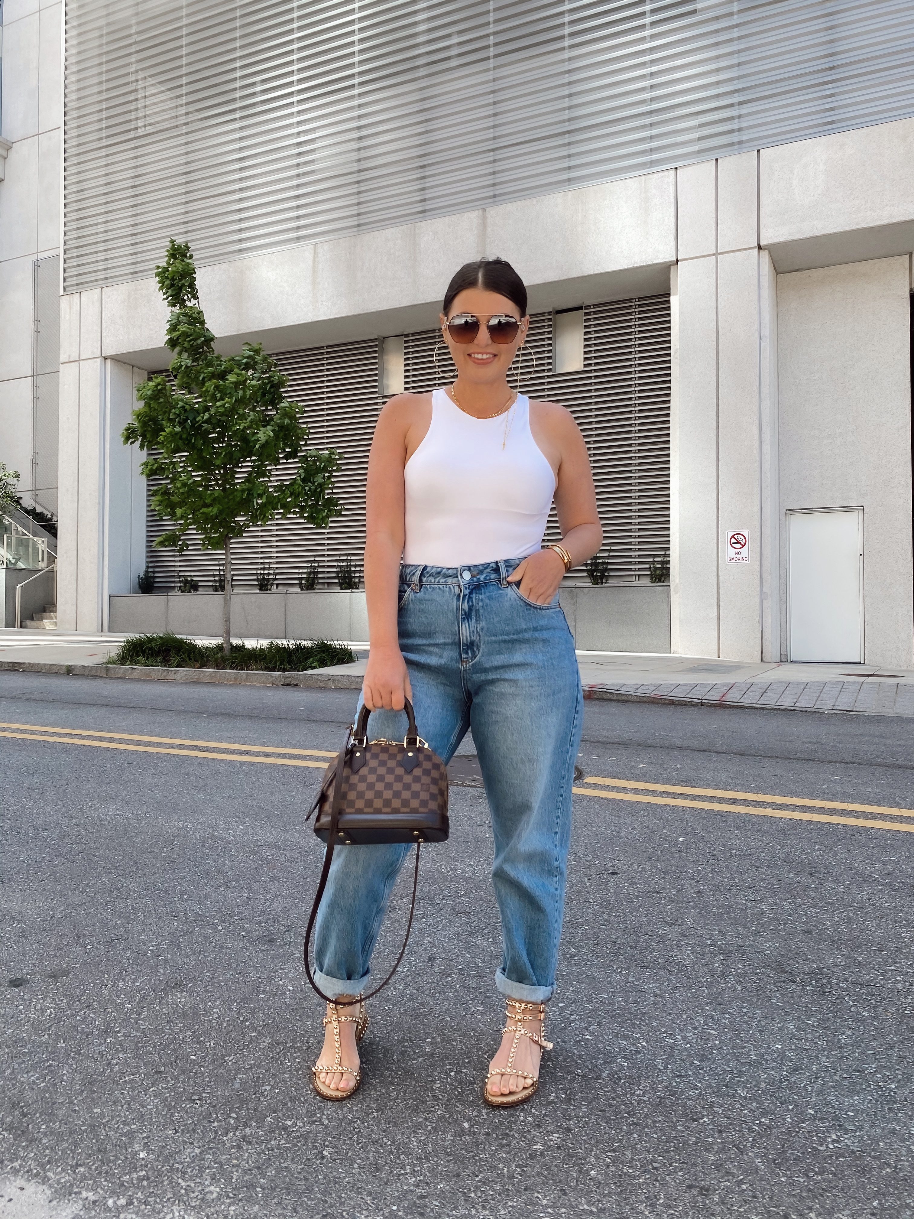 5 WAYS TO WEAR HIGH WAIST SLOUCHY JEANS FOR SUMMER: http://www.juliamarieb.com/2020/05/20/5-ways-to-wear-slouchy-jeans-|-the-rule-of-5/ | @julia.marie.b