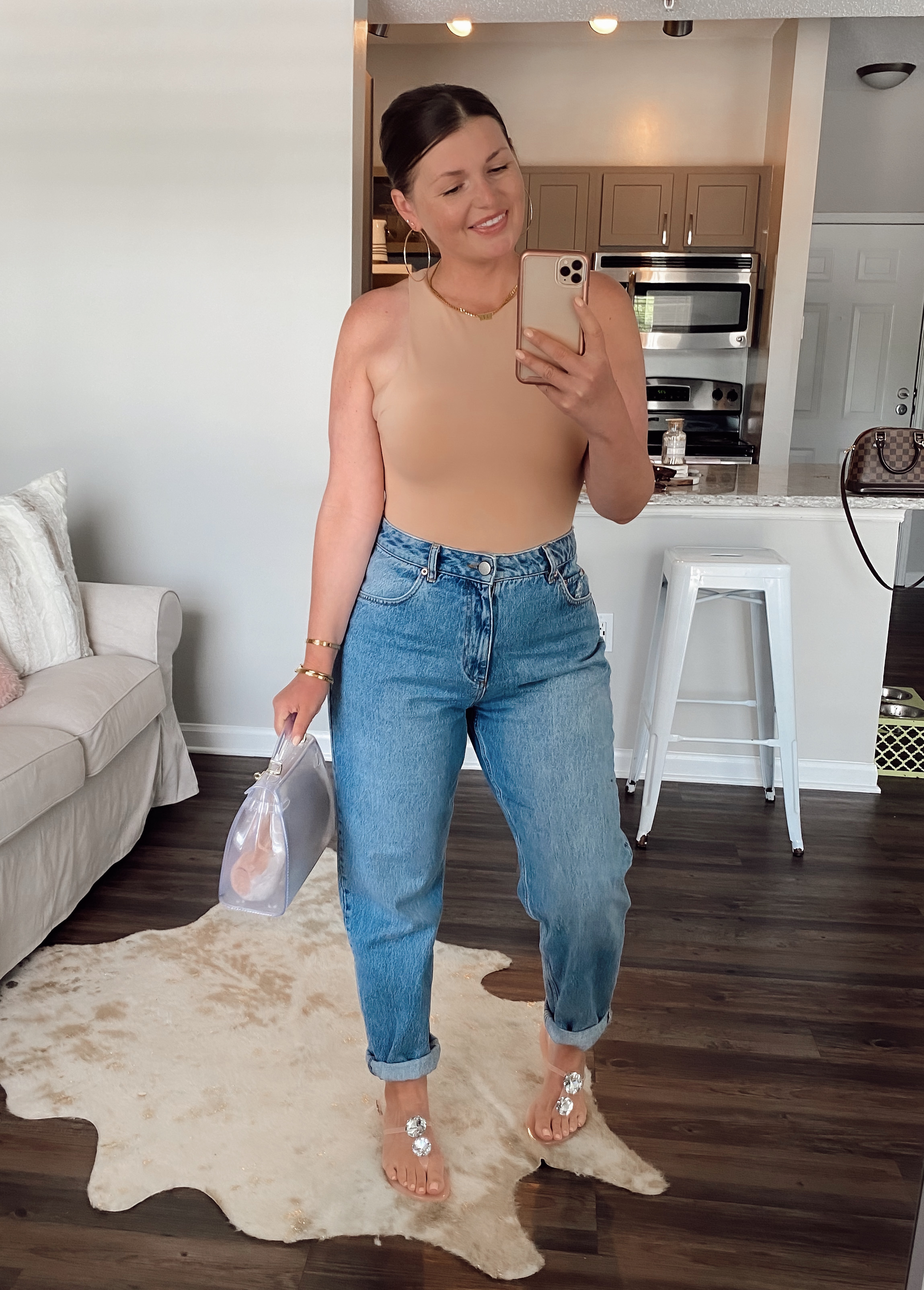 5 WAYS TO WEAR HIGH WAIST SLOUCHY JEANS FOR SUMMER: http://www.juliamarieb.com/2020/05/20/5-ways-to-wear-slouchy-jeans-|-the-rule-of-5/ | @julia.marie.b