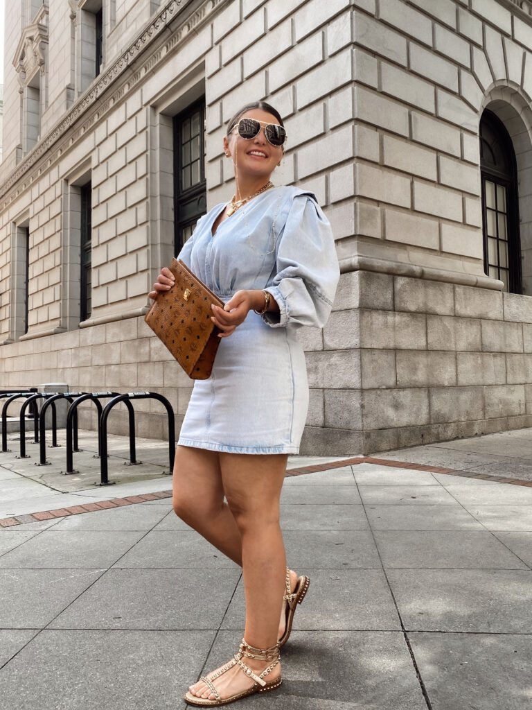 10 DENIM (& white) SUMMER OUTFIT IDEAS: http://www.juliamarieb.com/2020/06/03/10-denim-(&-white)-summer-outfit-ideas/ @julia.marie.b