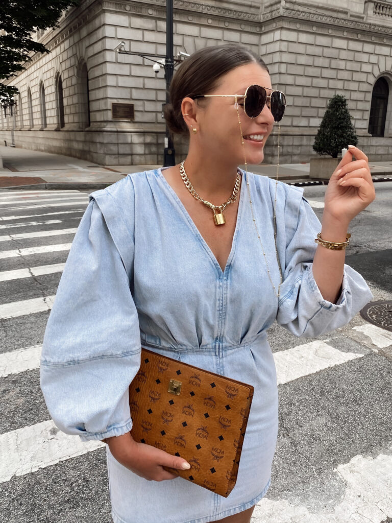 10 DENIM (& white) SUMMER OUTFIT IDEAS: http://www.juliamarieb.com/2020/06/03/10-denim-(&-white)-summer-outfit-ideas/ @julia.marie.b