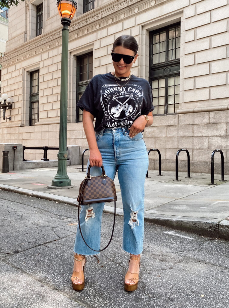 5 WAYS TO WEAR A GRAPHIC TEE FOR SUMMER: http://www.juliamarieb.com/2020/05/31/5-ways-to-style-graphic-tee-for-summer-|-the-rule-of-5/ | @julia.marie.b