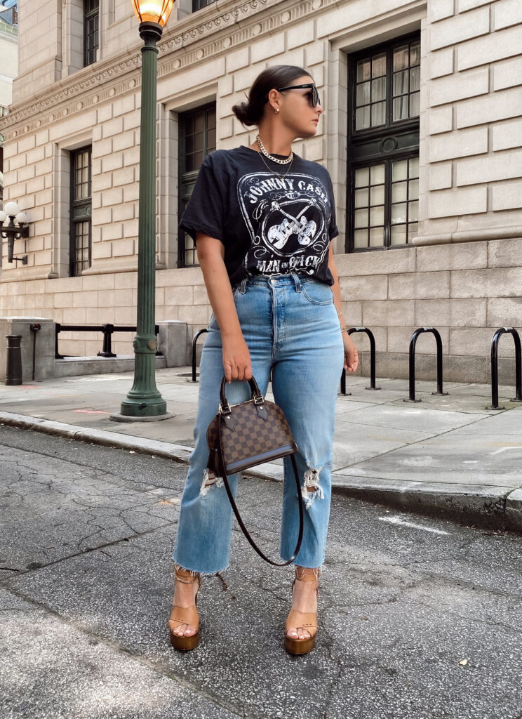 5 WAYS TO WEAR A GRAPHIC TEE FOR SUMMER: http://www.juliamarieb.com/2020/05/31/5-ways-to-style-graphic-tee-for-summer-|-the-rule-of-5/  |  @julia.marie.b