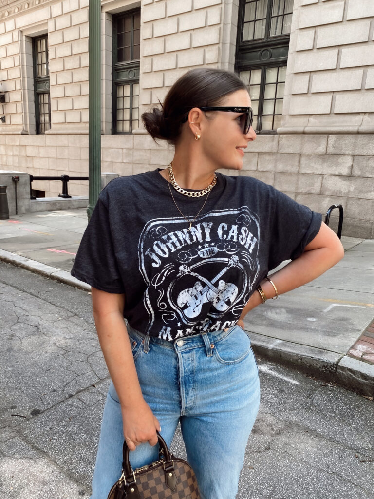 5 WAYS TO WEAR A GRAPHIC TEE FOR SUMMER: http://www.juliamarieb.com/2020/05/31/5-ways-to-style-graphic-tee-for-summer-|-the-rule-of-5/ | @julia.marie.b