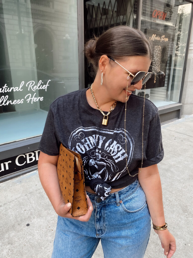 5 WAYS TO WEAR A GRAPHIC TEE FOR SUMMER: http://www.juliamarieb.com/2020/05/31/5-ways-to-style-graphic-tee-for-summer-|-the-rule-of-5/ | @julia.marie.b