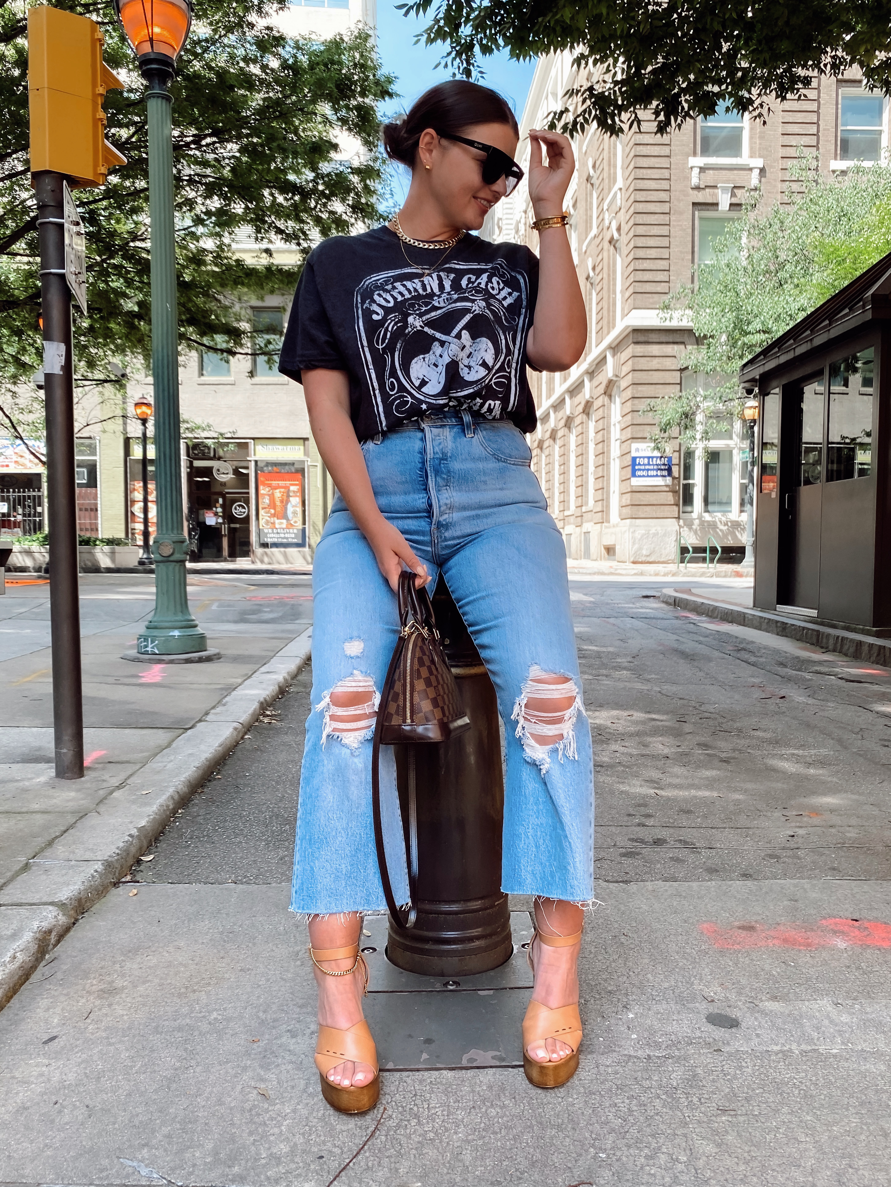 5 WAYS TO WEAR A GRAPHIC TEE FOR SUMMER: http://www.juliamarieb.com/2020/05/31/5-ways-to-style-graphic-tee-for-summer-|-the-rule-of-5/ | @julia.marie.b