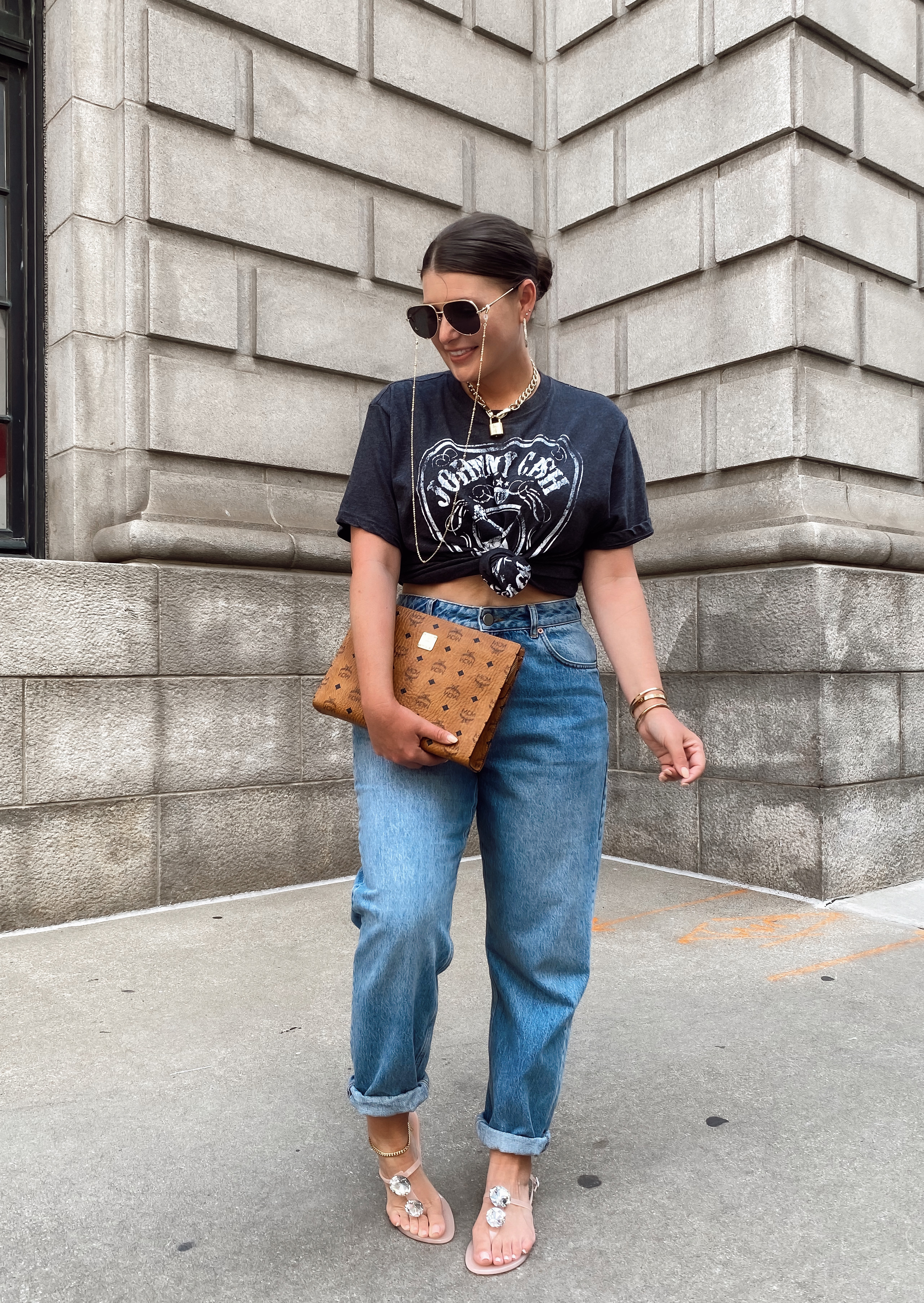 5 WAYS TO WEAR A GRAPHIC TEE FOR SUMMER: http://www.juliamarieb.com/2020/05/31/5-ways-to-style-graphic-tee-for-summer-|-the-rule-of-5/  |  @julia.marie.b