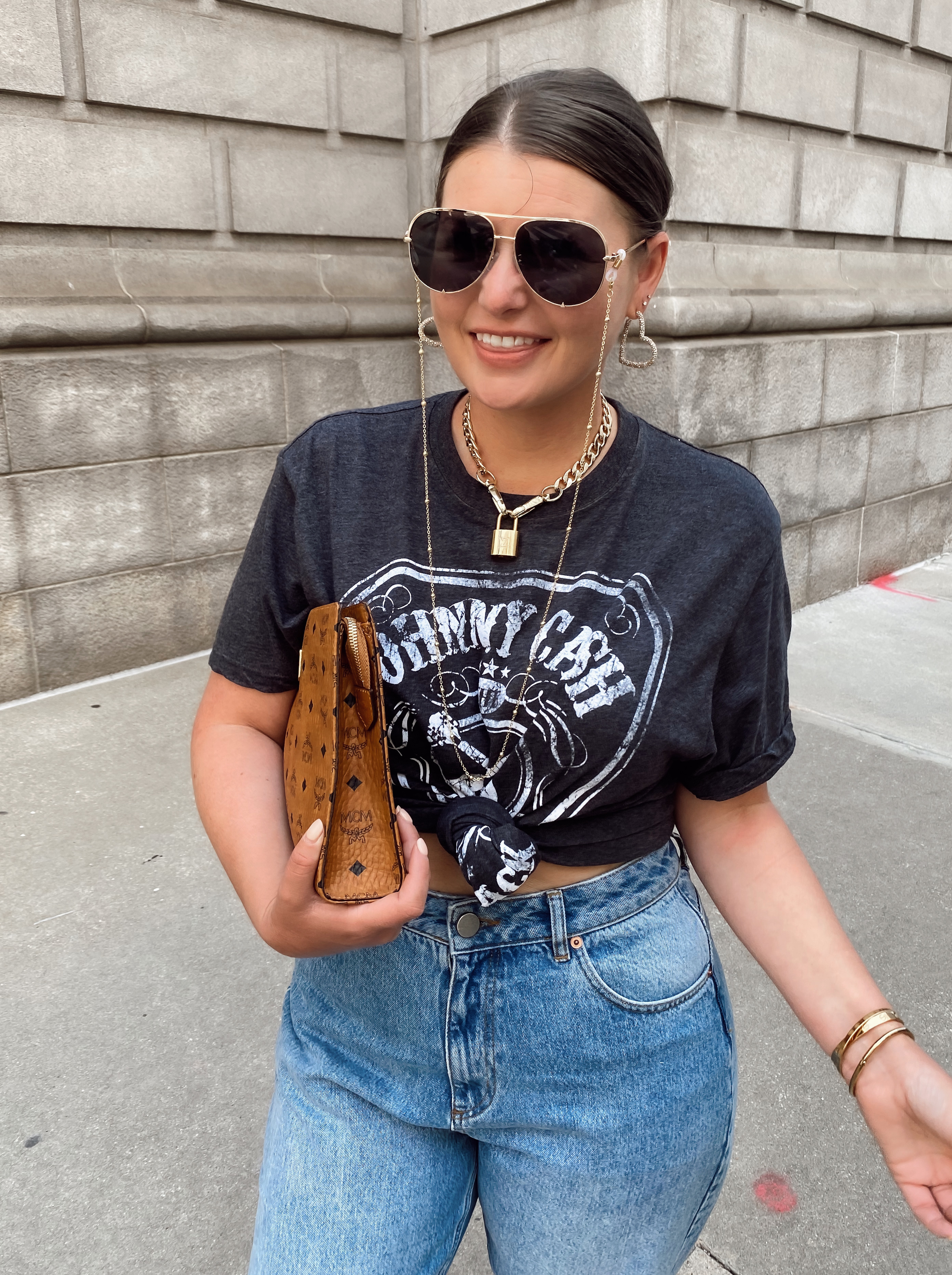 5 WAYS TO WEAR A GRAPHIC TEE FOR SUMMER: http://www.juliamarieb.com/2020/05/31/5-ways-to-style-graphic-tee-for-summer-|-the-rule-of-5/ | @julia.marie.b