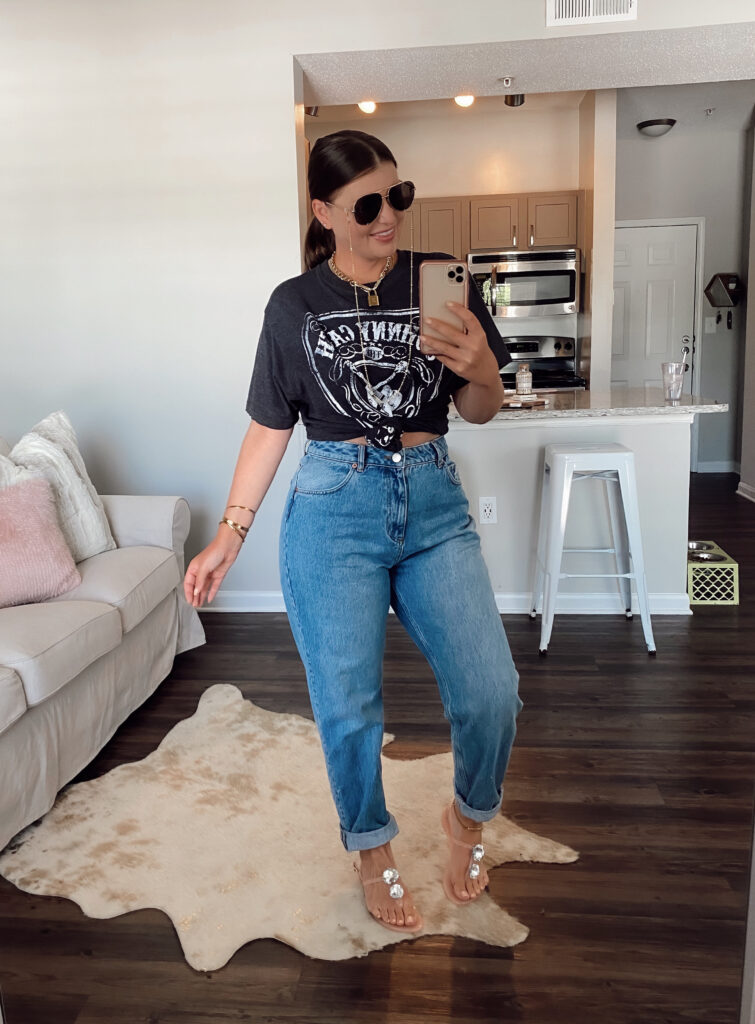 5 WAYS TO WEAR A GRAPHIC TEE FOR SUMMER: http://www.juliamarieb.com/2020/05/31/5-ways-to-style-graphic-tee-for-summer-|-the-rule-of-5/ | @julia.marie.b