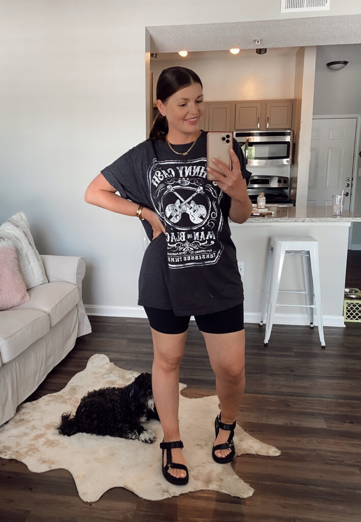 5 WAYS TO WEAR A GRAPHIC TEE FOR SUMMER: http://www.juliamarieb.com/2020/05/31/5-ways-to-style-graphic-tee-for-summer-|-the-rule-of-5/ | @julia.marie.b