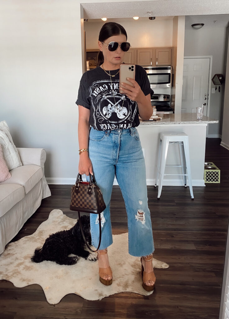 5 WAYS TO WEAR A GRAPHIC TEE FOR SUMMER: http://www.juliamarieb.com/2020/05/31/5-ways-to-style-graphic-tee-for-summer-|-the-rule-of-5/ | @julia.marie.b