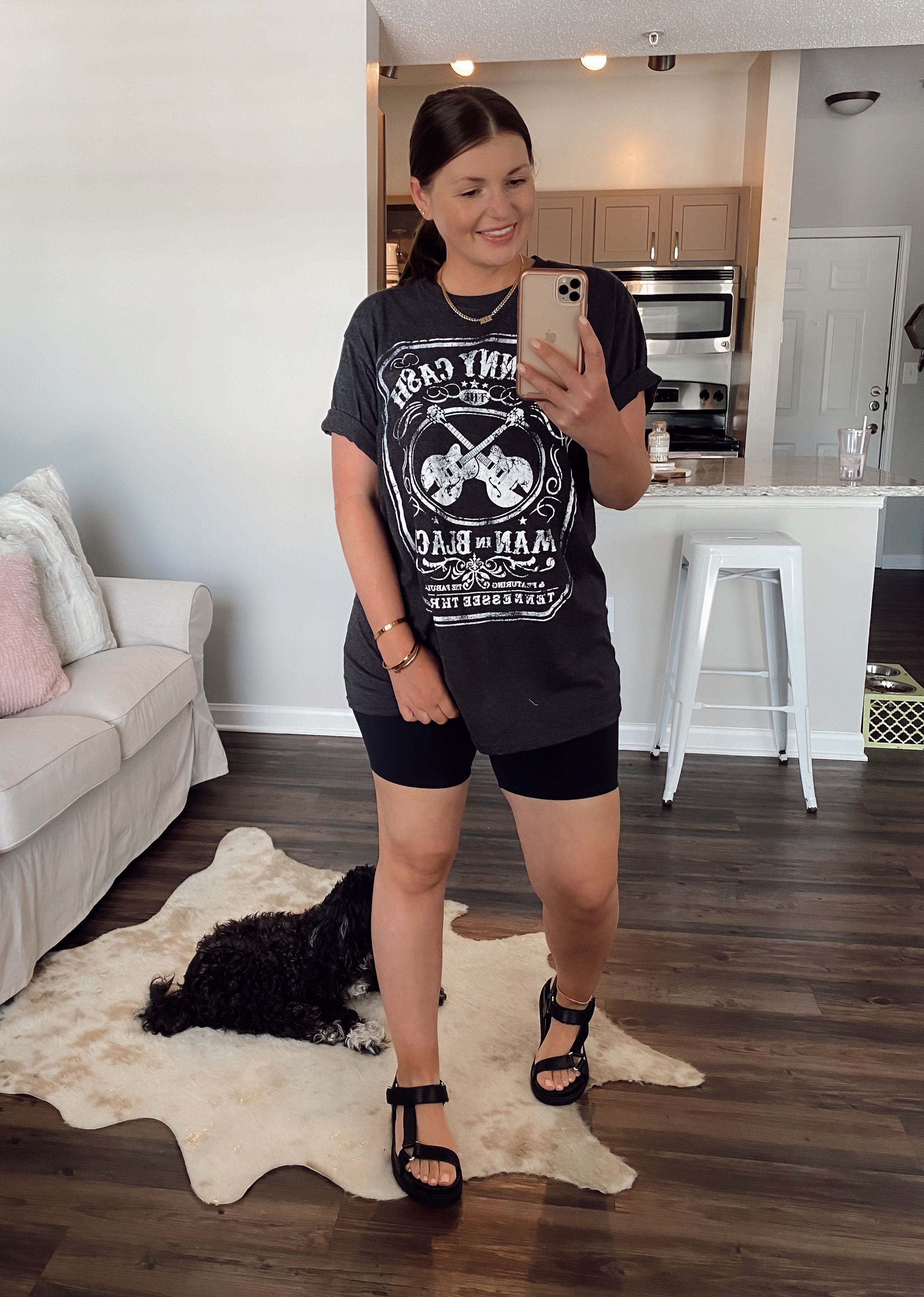 5 WAYS TO WEAR A GRAPHIC TEE FOR SUMMER: http://www.juliamarieb.com/2020/05/31/5-ways-to-style-graphic-tee-for-summer-|-the-rule-of-5/ | @julia.marie.b