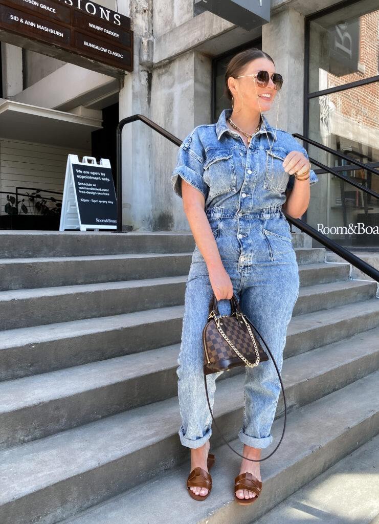 10 DENIM (& white) SUMMER OUTFIT IDEAS: http://www.juliamarieb.com/2020/06/03/10-denim-(&-white)-summer-outfit-ideas/ @julia.marie.b