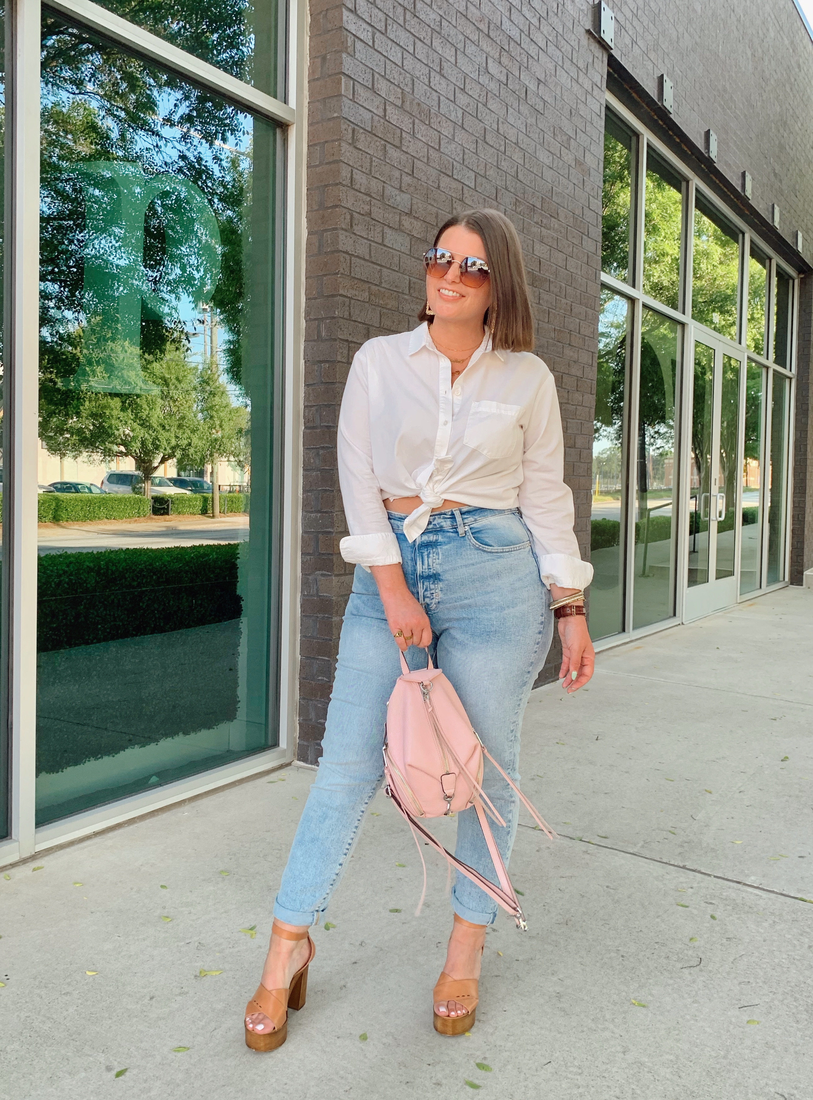 10 DENIM (& white) SUMMER OUTFIT IDEAS: http://www.juliamarieb.com/2020/06/03/10-denim-(&-white)-summer-outfit-ideas/ @julia.marie.b