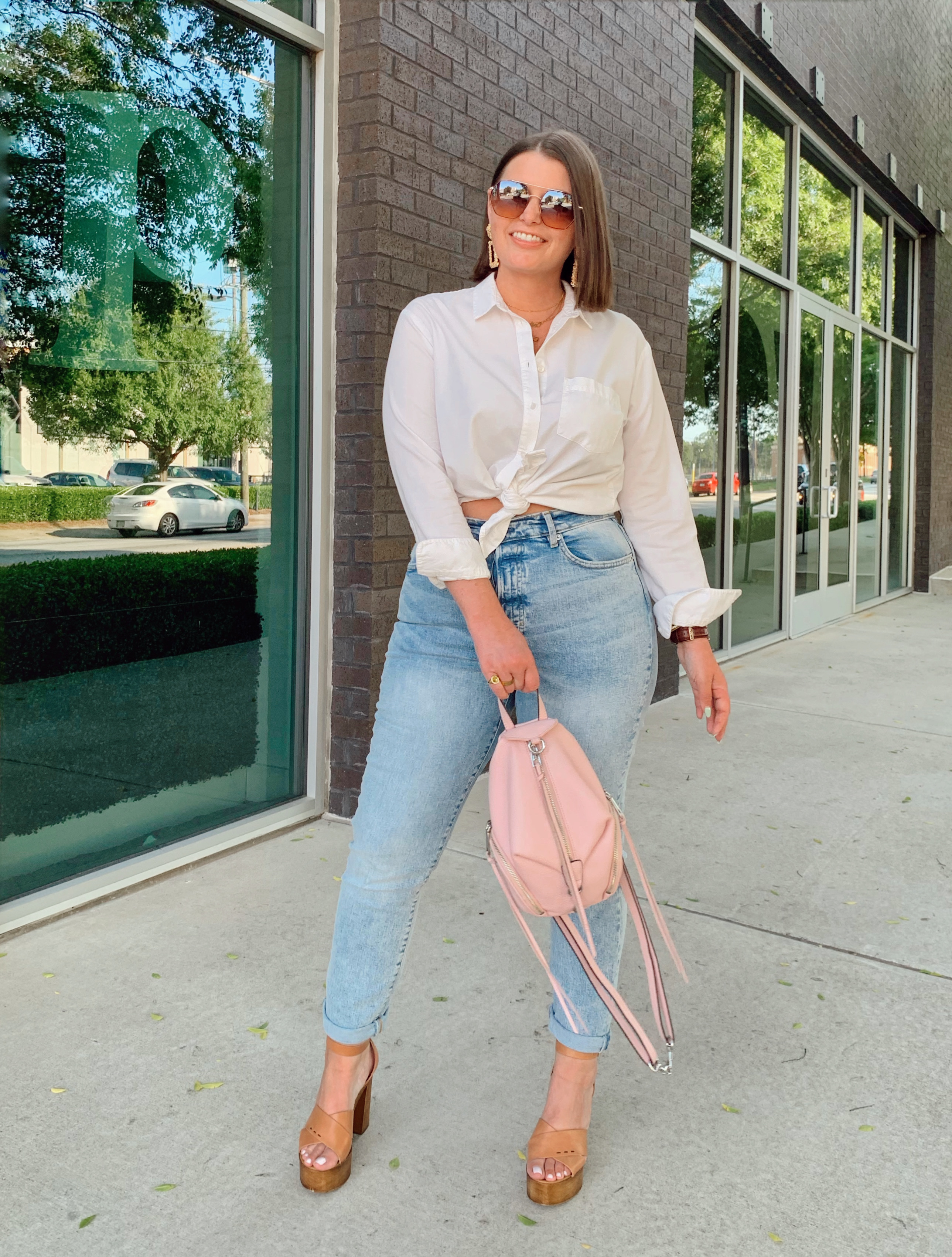 10 DENIM (& white) SUMMER OUTFIT IDEAS: http://www.juliamarieb.com/2020/06/03/10-denim-(&-white)-summer-outfit-ideas/ @julia.marie.b