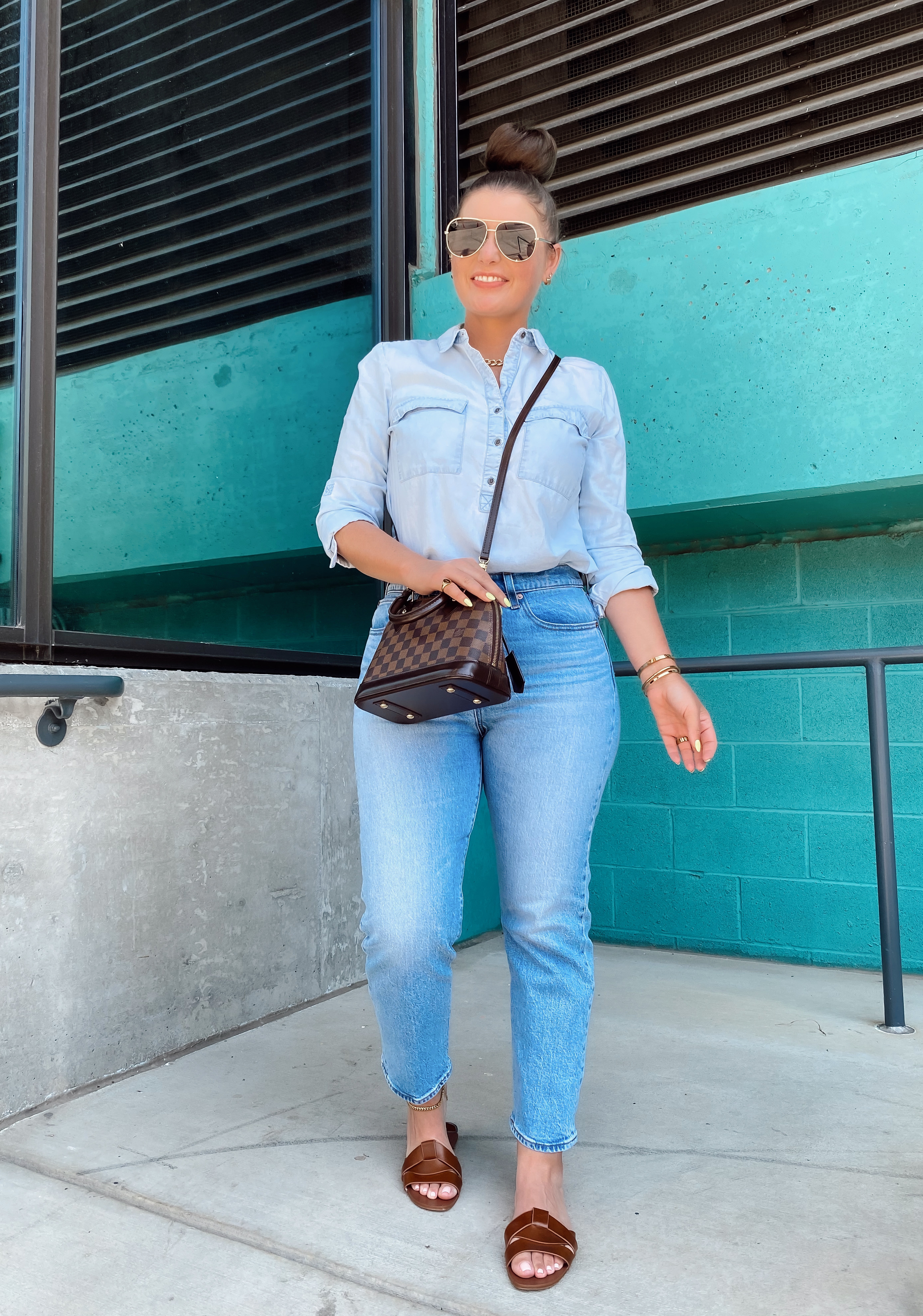 10 DENIM (& white) SUMMER OUTFIT IDEAS: http://www.juliamarieb.com/2020/06/03/10-denim-(&-white)-summer-outfit-ideas/ @julia.marie.b