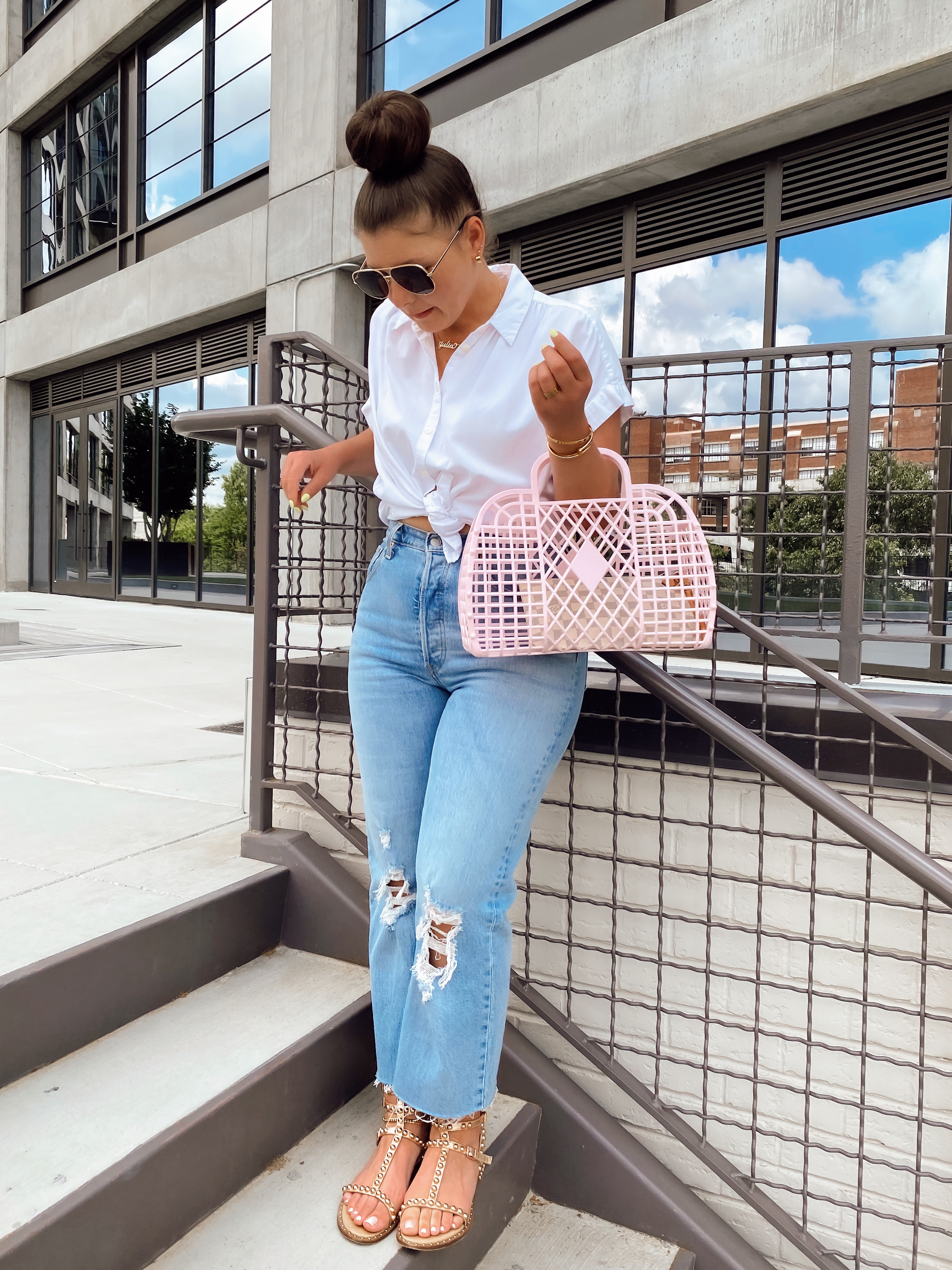 10 DENIM (& white) SUMMER OUTFIT IDEAS: http://www.juliamarieb.com/2020/06/03/10-denim-(&-white)-summer-outfit-ideas/ @julia.marie.b