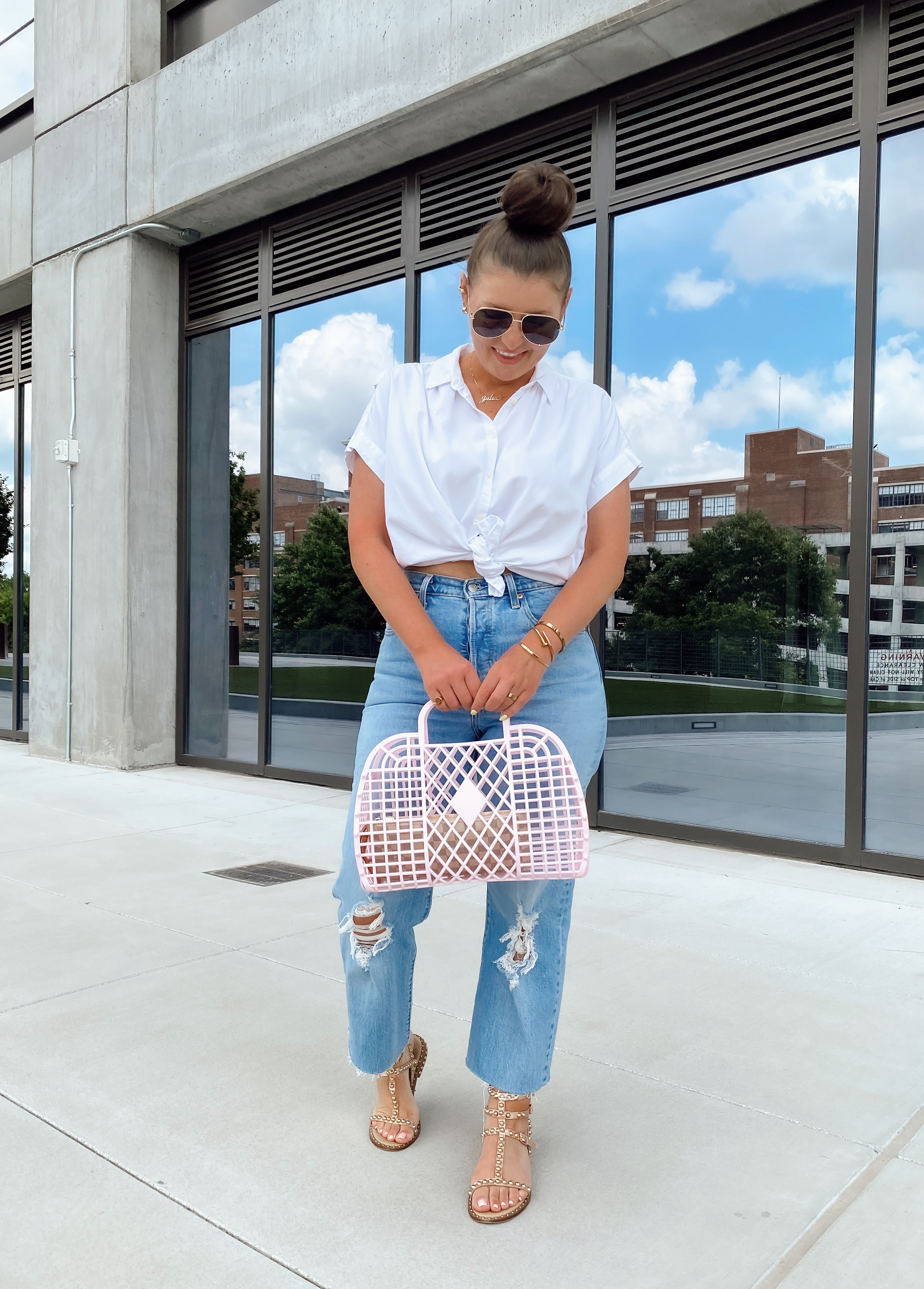 10 DENIM (& white) SUMMER OUTFIT IDEAS: http://www.juliamarieb.com/2020/06/03/10-denim-(&-white)-summer-outfit-ideas/ @julia.marie.b