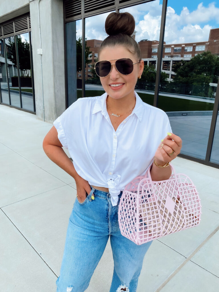 10 DENIM (& white) SUMMER OUTFIT IDEAS: http://www.juliamarieb.com/2020/06/03/10-denim-(&-white)-summer-outfit-ideas/ @julia.marie.b