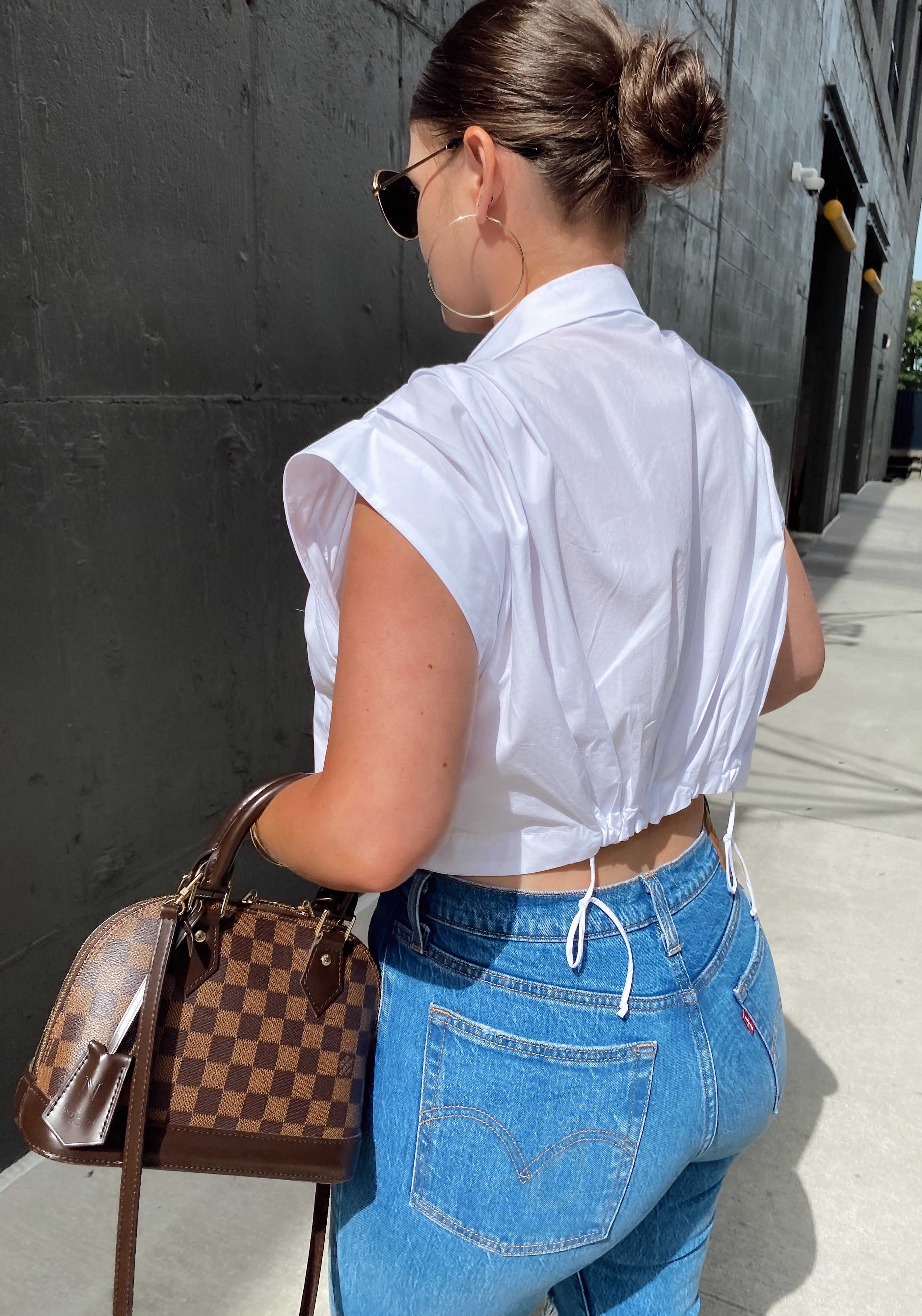 5 WAYS TO WEAR LOUIS VUITTON ALMA BB FOR SUMMER http://www.juliamarieb.com/2020/06/21/5-ways-to-style-louis-vuitton-alma-bb-for-summer-|-the-rule-of-5/ @julia.marie.b