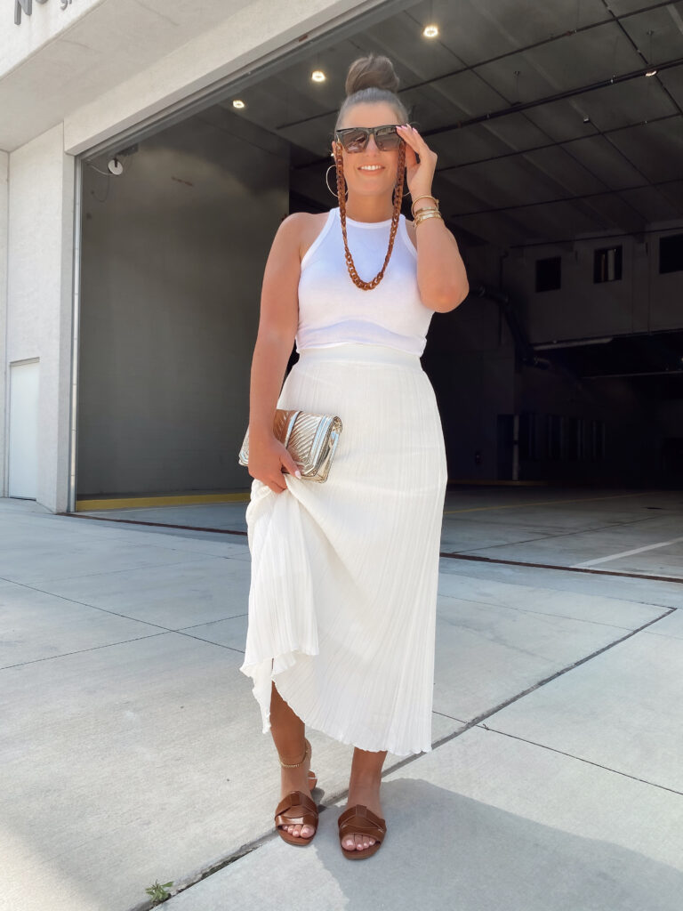 NEUTRAL OUTFIT IDEAS FOR SUMMER: http://www.juliamarieb.com/2020/07/12/5-neutral-outfit-ideas-for-summer/. @julia.marie.b